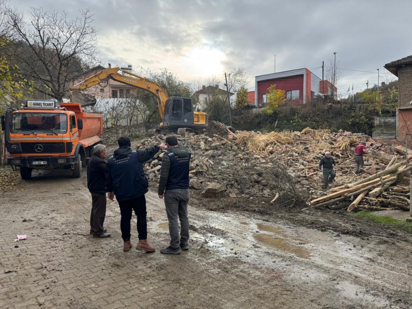 İl Müdürlüğümüz Personellerince İlimizde Meydana Gelen Sel Afeti Nedeniyle Ağır Hasar Gören Binalarda Yıkım İşlerine Başlamıştır.