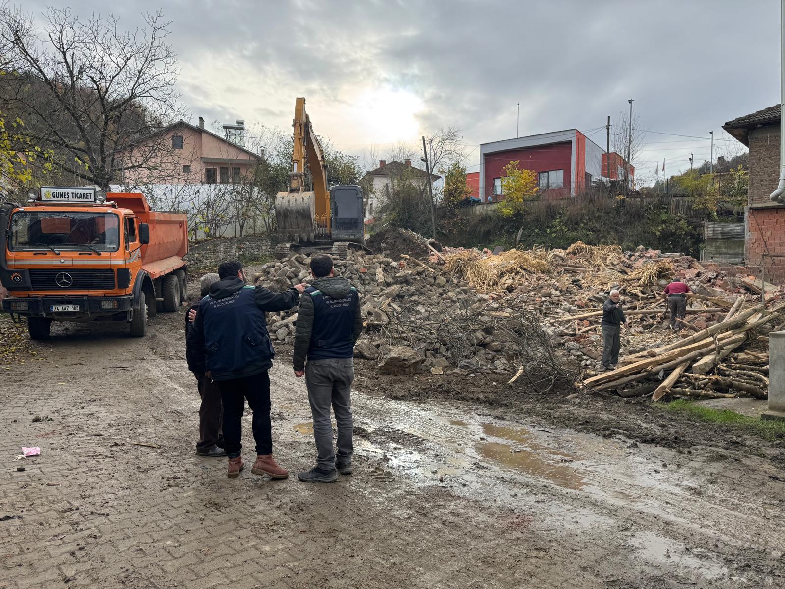 İl Müdürlüğümüz Personellerince İlimizde Meydana Gelen Sel Afeti Nedeniyle Ağır Hasar Gören Binalarda Yıkım İşlerine Başlamıştır.