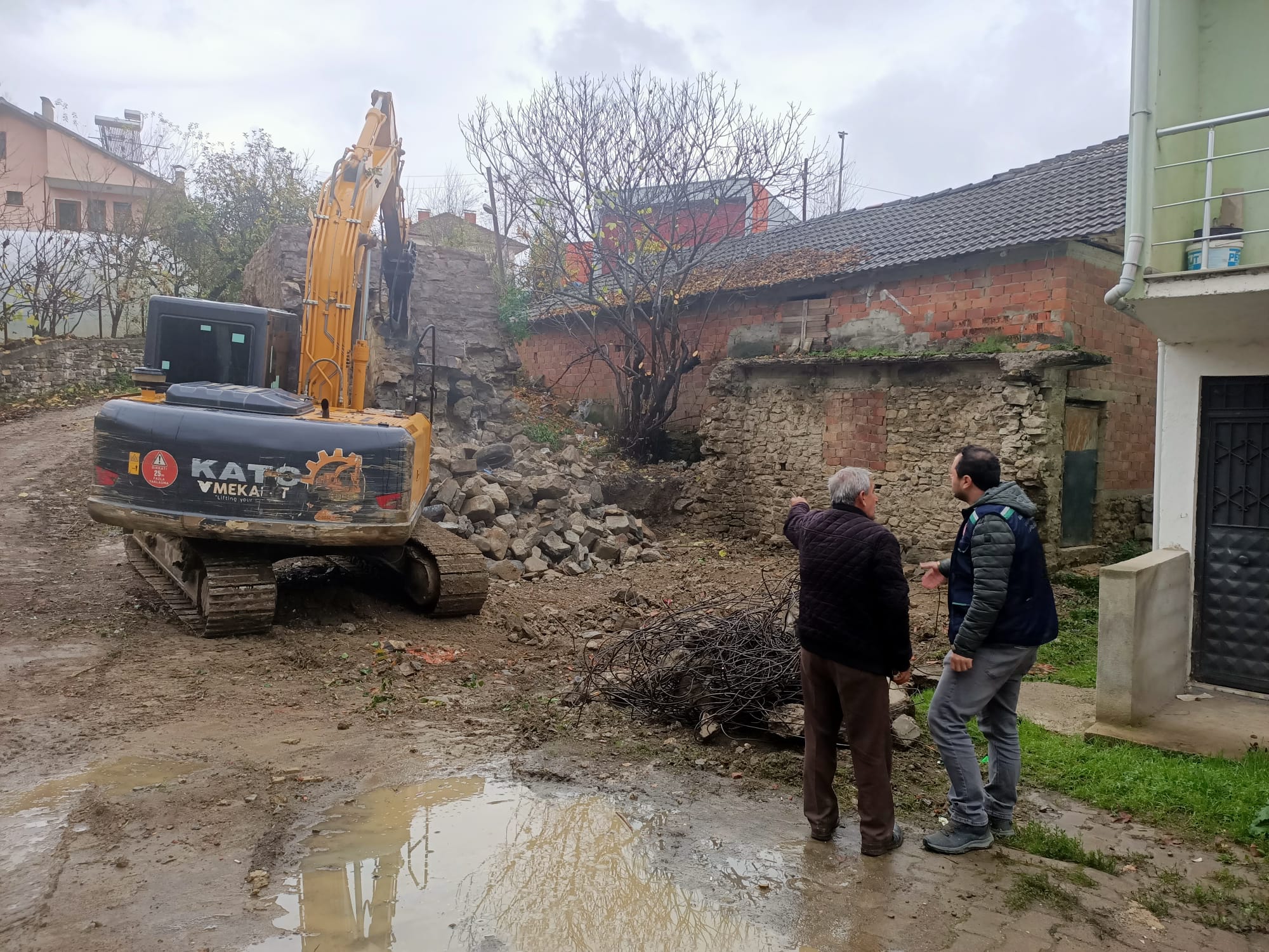 İl Müdürlüğümüz Personellerince İlimizde Meydana Gelen Sel Afeti Nedeniyle Ağır Hasar Gören Binalarda Yıkım İşlerine Başlamıştır.