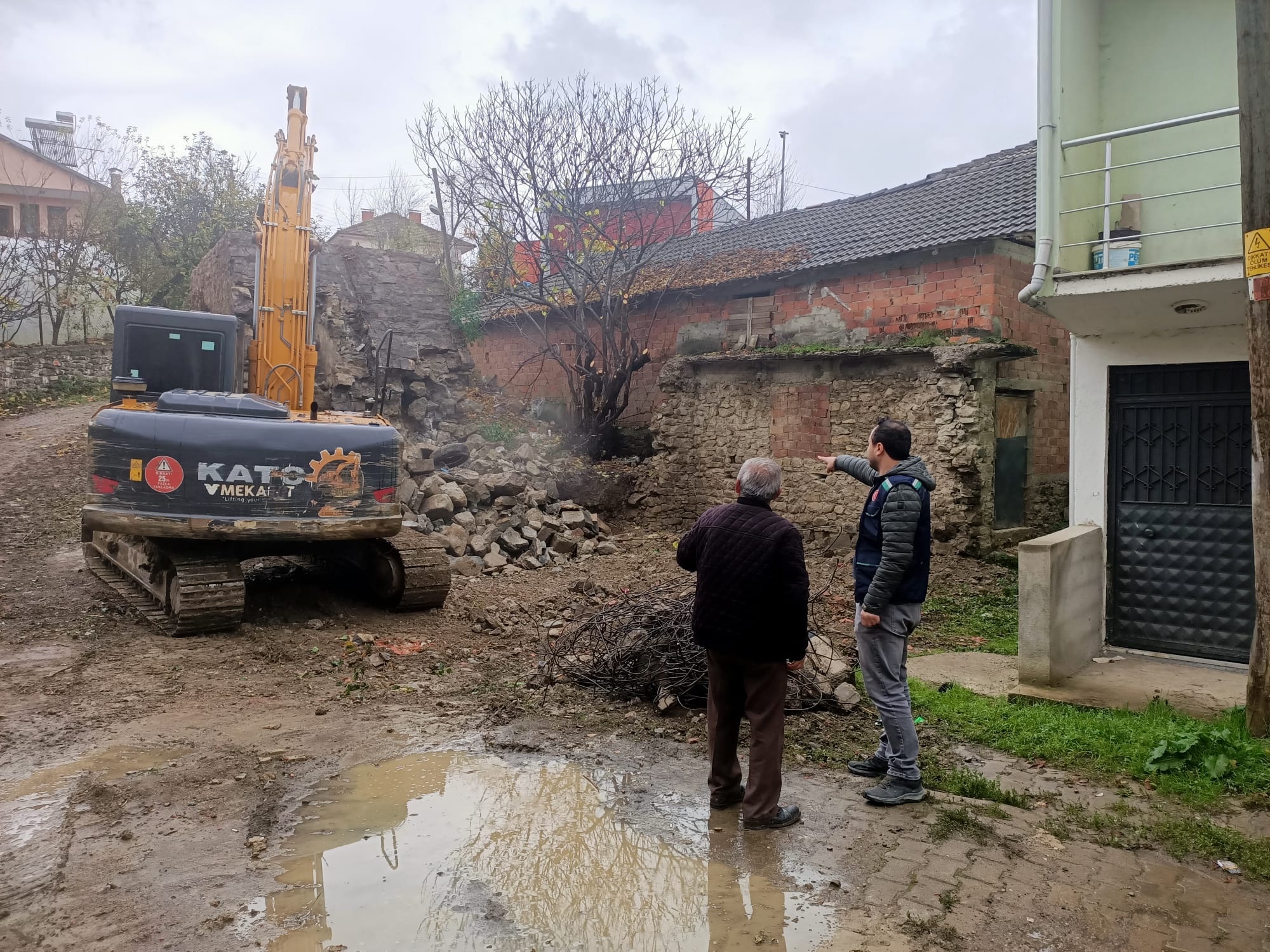İl Müdürlüğümüz Personellerince İlimizde Meydana Gelen Sel Afeti Nedeniyle Ağır Hasar Gören Binalarda Yıkım İşlerine Başlamıştır.