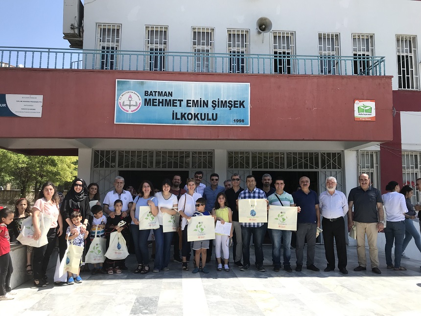 5 HAZİRAN DÜNYA ÇEVRE GÜNÜ ETKİNLİKLERİ KAPSAMINDA İL MÜDÜRLÜĞÜMÜZDEN KARNE HEDİYESİ OLARAK ÖĞRENCİLERE BEZ ÇANTA HEDİYE EDİLDİ