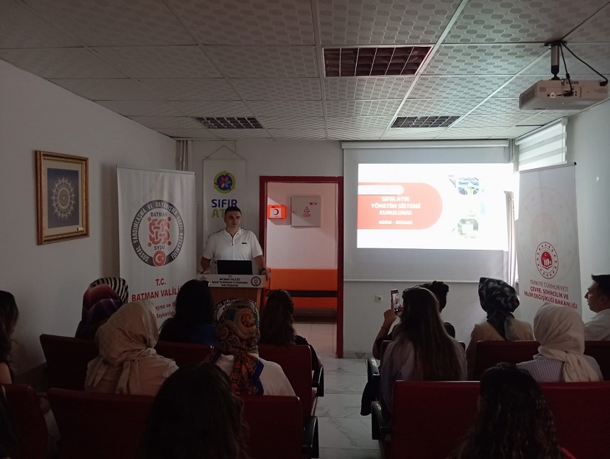 BATMAN SOSYAL YARDIMLAŞMA VE DAYANIŞMA VAKFI AİLE DESTEK MERKEZLERİ PERSONELİNE SIFIR ATIK EĞİTİMİ DÜZENLENDİ