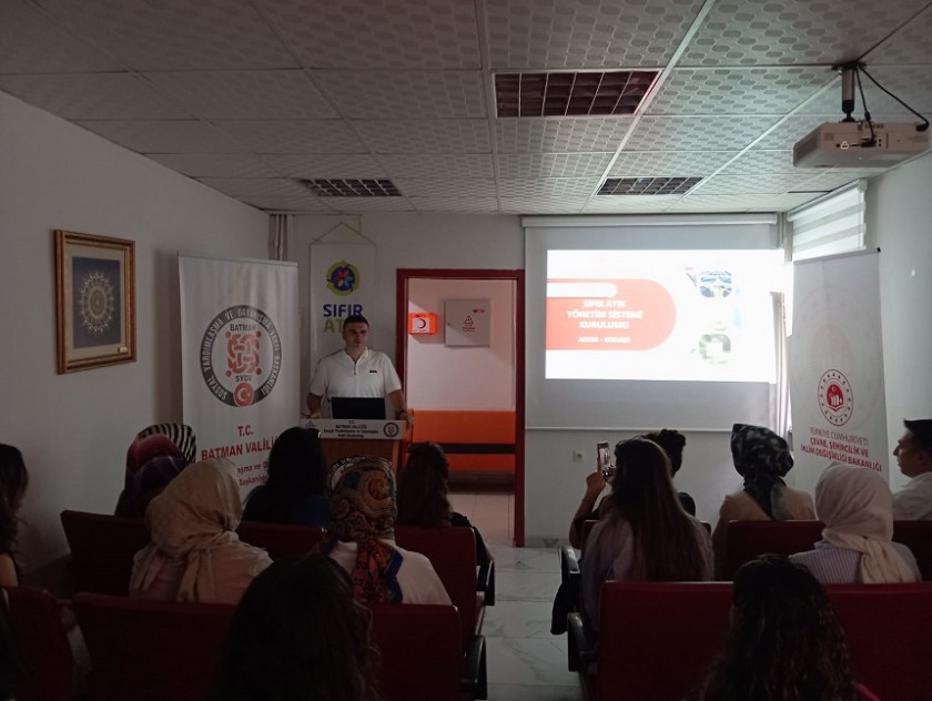 BATMAN SOSYAL YARDIMLAŞMA VE DAYANIŞMA VAKFI AİLE DESTEK MERKEZLERİ PERSONELİNE SIFIR ATIK EĞİTİMİ DÜZENLENDİ