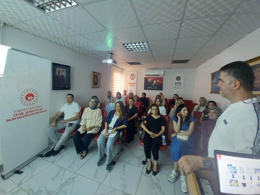 BATMAN SOSYAL YARDIMLAŞMA VE DAYANIŞMA VAKFI AİLE DESTEK MERKEZLERİ PERSONELİNE SIFIR ATIK EĞİTİMİ DÜZENLENDİ