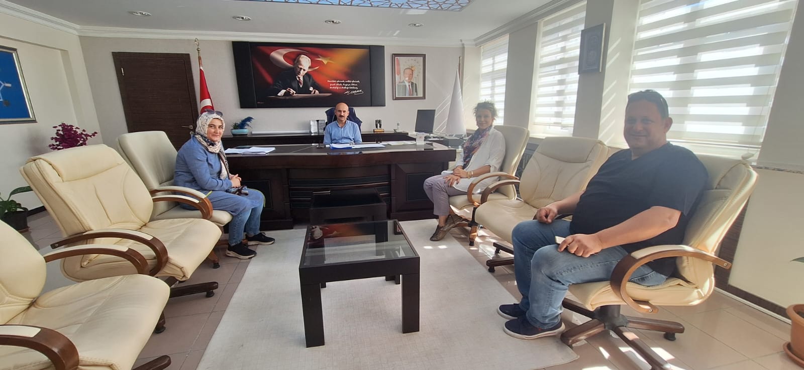 Bakanlığımız ÇED İzleme ve Çevre Denetim Dairesi Başkanlığı Denetim Stratejisi Şube Müdürü Sayın Nüket DEMİRHAN, İl Müdürümüz Sayın Engin ÖZTÜRK'ü makamında ziyaret etti.
