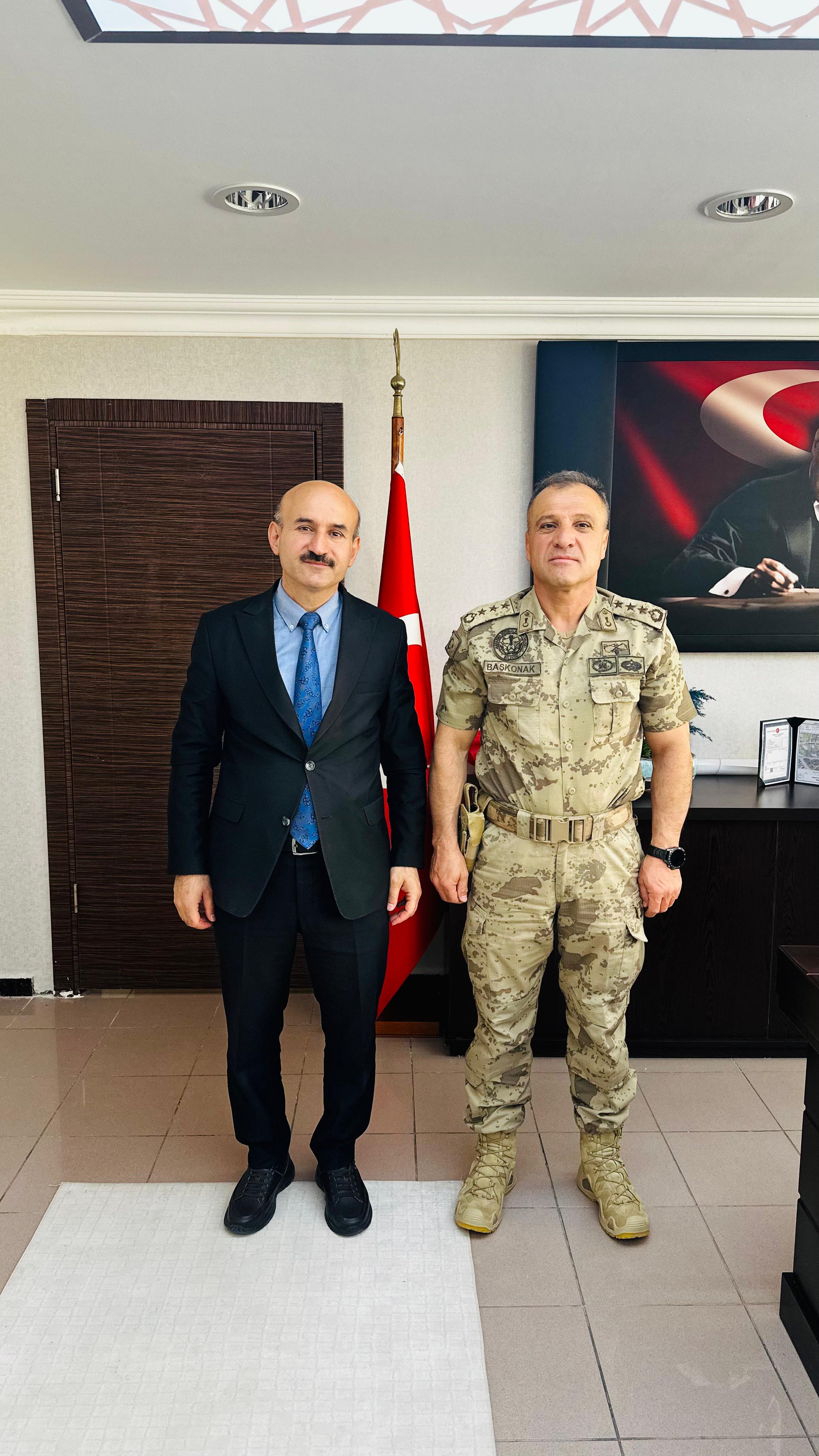 Bilecik Jandarma Eğitim Alay Komutanı J. Albay Sayın Uğur BAŞKONAK, İl Müdürümüz Sayın Engin ÖZTÜRK'ü makamında ziyaret etti.