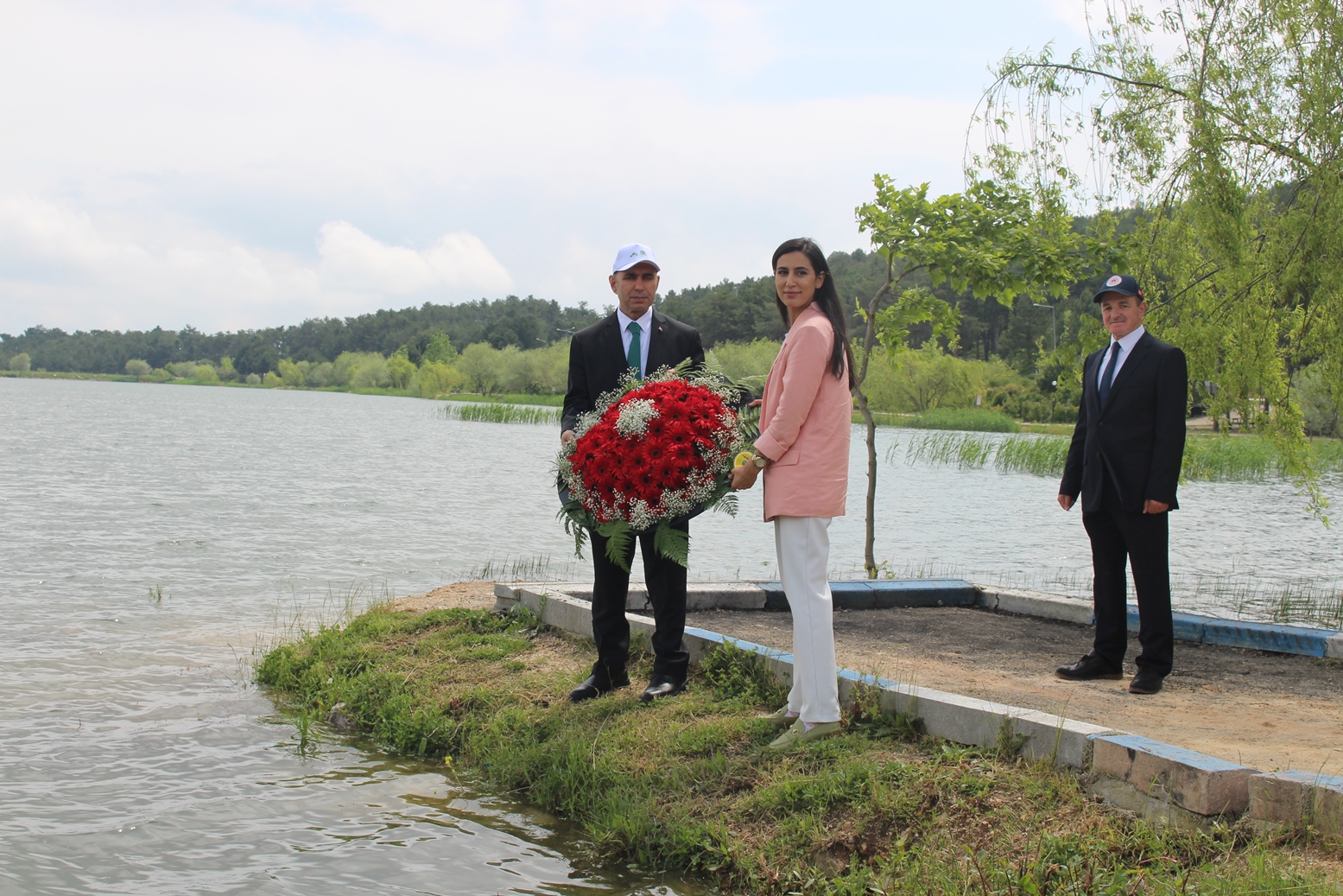 DEPREMDEN ETKİLENEN VATANDAŞLARIMIZ ADINA VE ANISINA SU YÜZEYİNE SAYGI ÇELENGİ BIRAKILDI