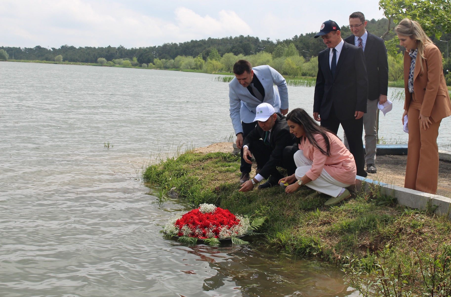 DEPREMDEN ETKİLENEN VATANDAŞLARIMIZ ADINA VE ANISINA SU YÜZEYİNE SAYGI ÇELENGİ BIRAKILDI