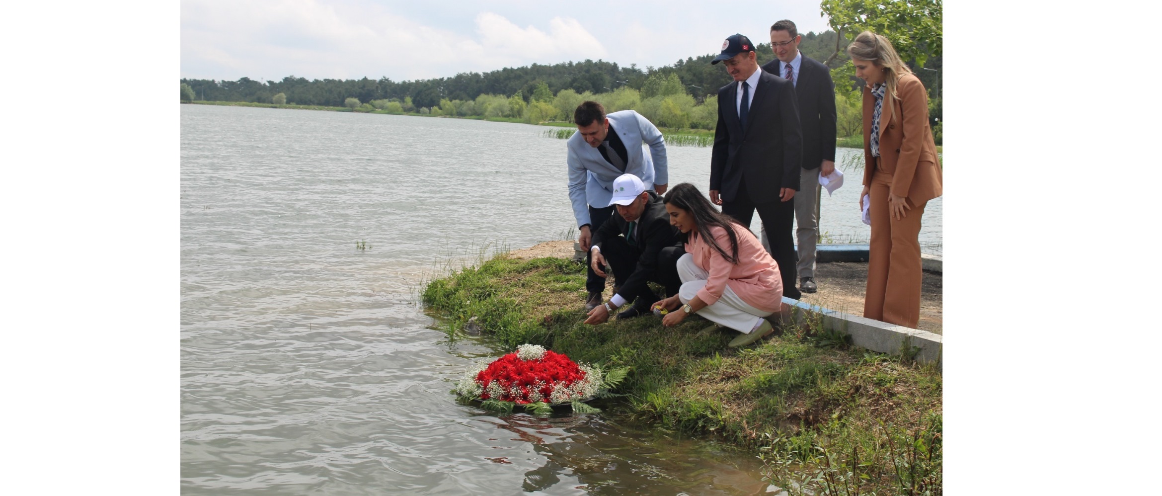 DEPREMDEN ETKİLENEN VATANDAŞLARIMIZ ADINA VE ANISINA SU YÜZEYİNE SAYGI ÇELENGİ BIRAKILDI