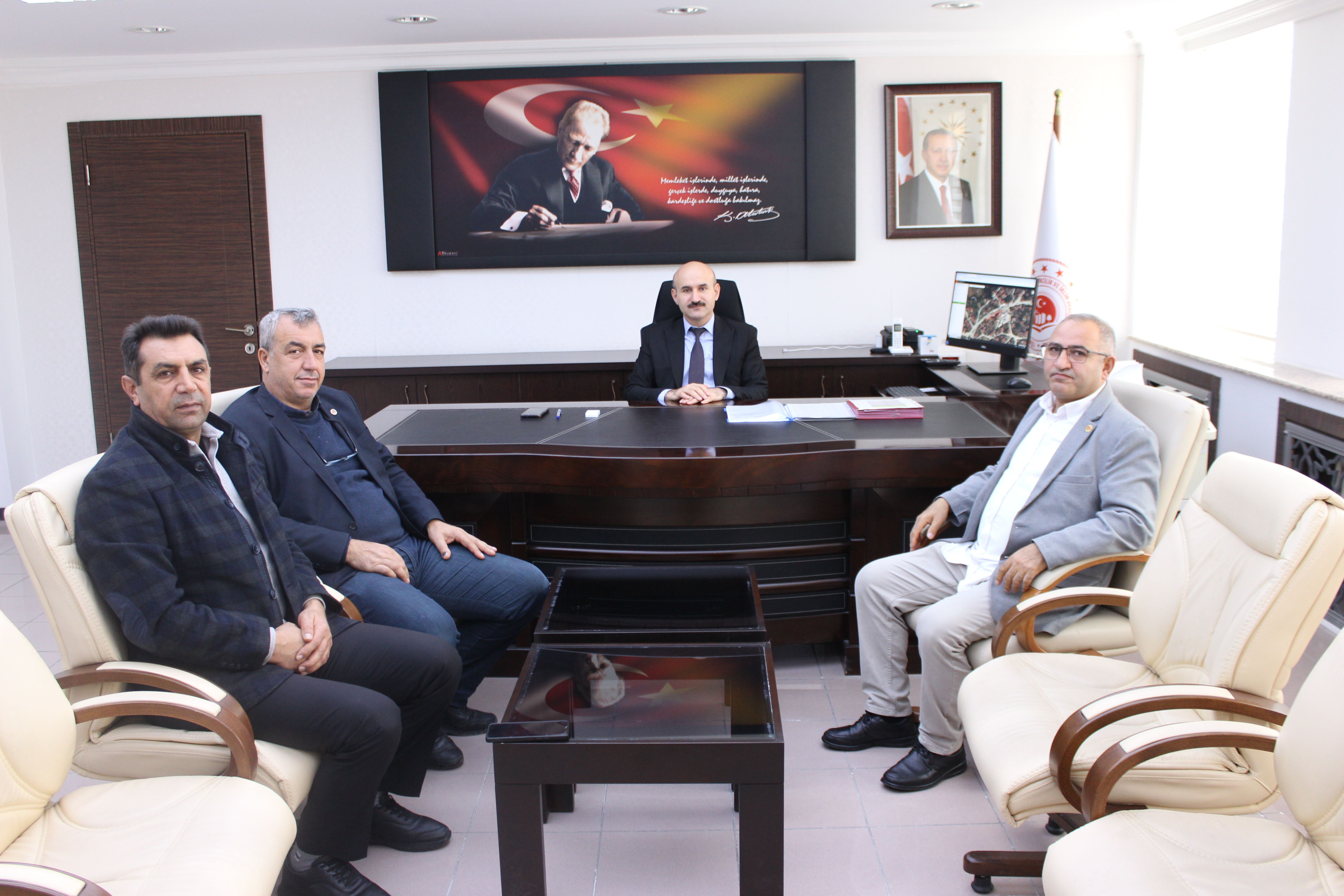Ertuğrulgazi Mahallesi Muhtarı Veysel ŞEKER, Hürriyet Mahallesi Muhtarı Mehmet YILMAZ, Pelitözü Mahallesi Muhtarı Osman GÖÇMEN, İl Müdürümüz Sayın Engin ÖZTÜRK'e hayırlı olsun ziyaretinde bulundular.