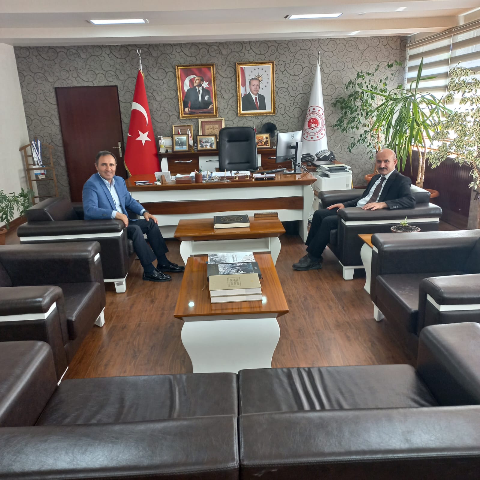 İl Müdürümüz Sayın Engin ÖZTÜRK, Eskişehir Çevre, Şehircilik ve İklim Değişikliği İl Müdürü Sayın Hikmet ÇELİK'i makamında ziyaret etti.