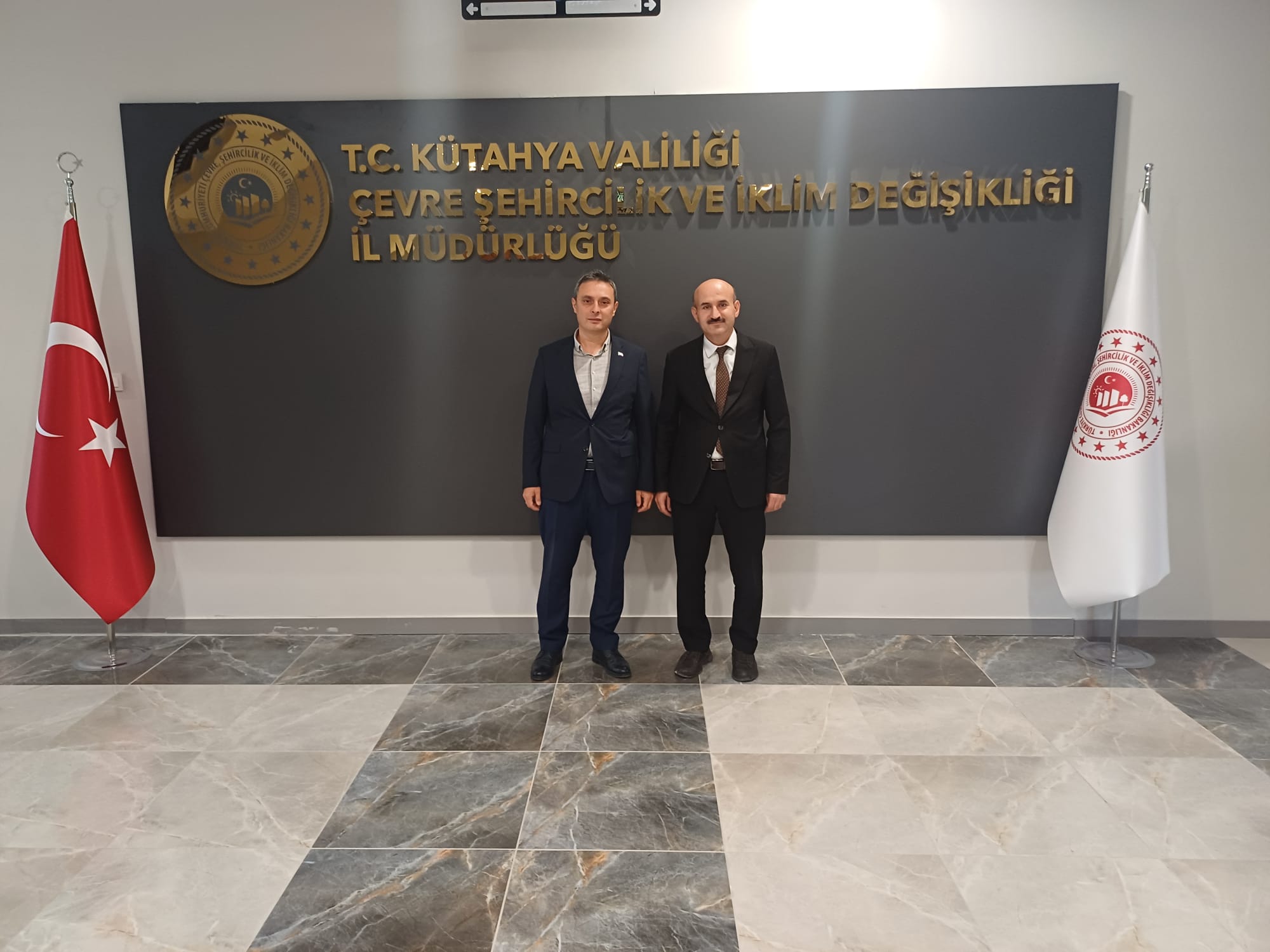 İl Müdürümüz Sayın Engin ÖZTÜRK, Kütahya Çevre, Şehircilik ve İklim Değişikliği İl Müdürü Sayın  İbrahim ÇATLADAN'ı makamında ziyaret etti.