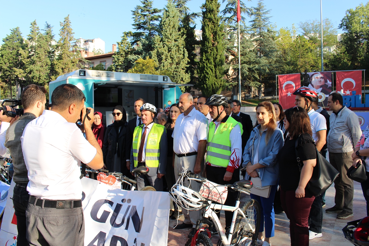 İşyerimize bisikletle ya da yürüyerek gidiyoruz