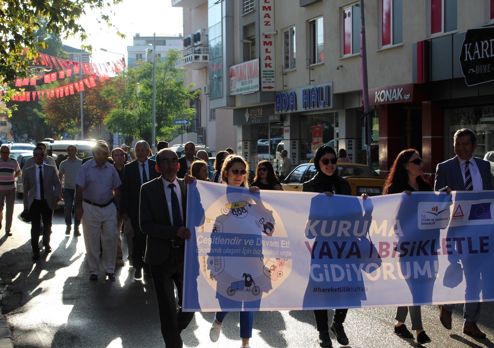 İşyerimize bisikletle ya da yürüyerek gidiyoruz