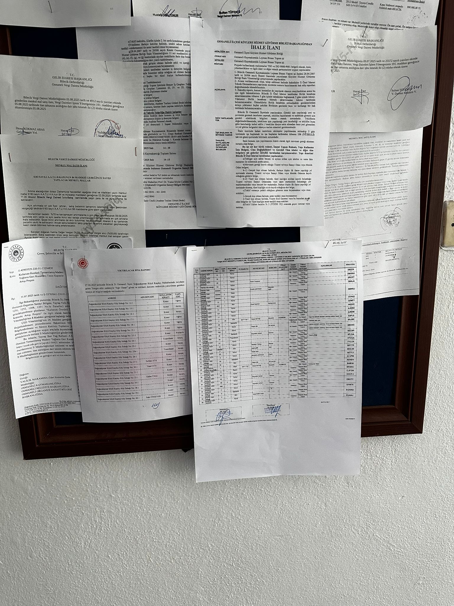 İtiraz Hasar Tespitlerine ait isim listeleri ve ağır hasarlı bina listeleri ilgili Kaymakamlık ve Köy Muhtarlıklarında asılarak ilan edilmiştir.
