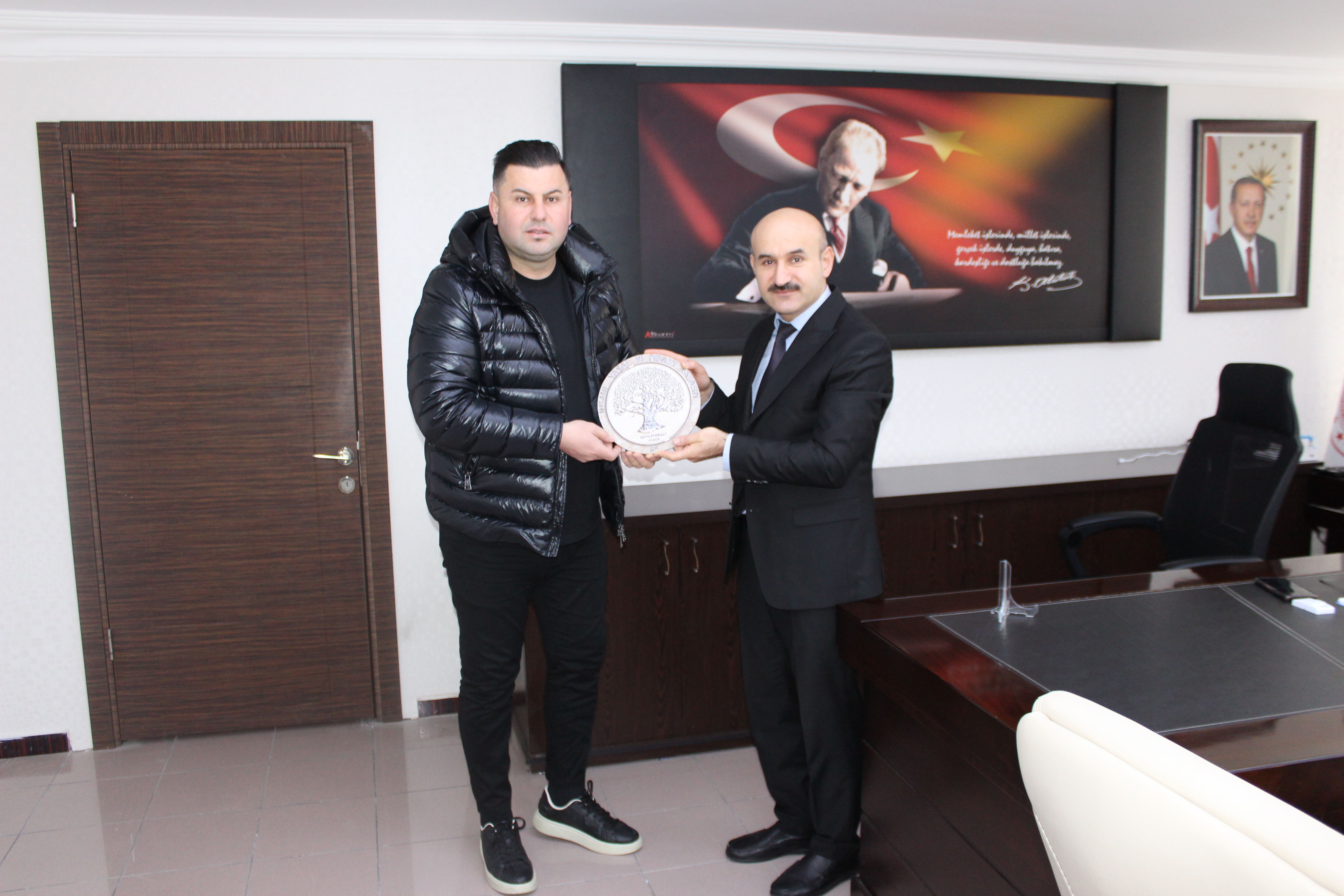 TAYRAŞ Atık Madeni Yağ Rafinerisi Operasyon Müdürü Sayın Volkan SİĞİNÇ ve Edirne Keçecizade Kurumsal Planlama Müdürü Sayın Semih İĞDİ, İl Müdürümüz Sayın Engin ÖZTÜRK'e hayırlı olsun ziyaretinde bulundular.