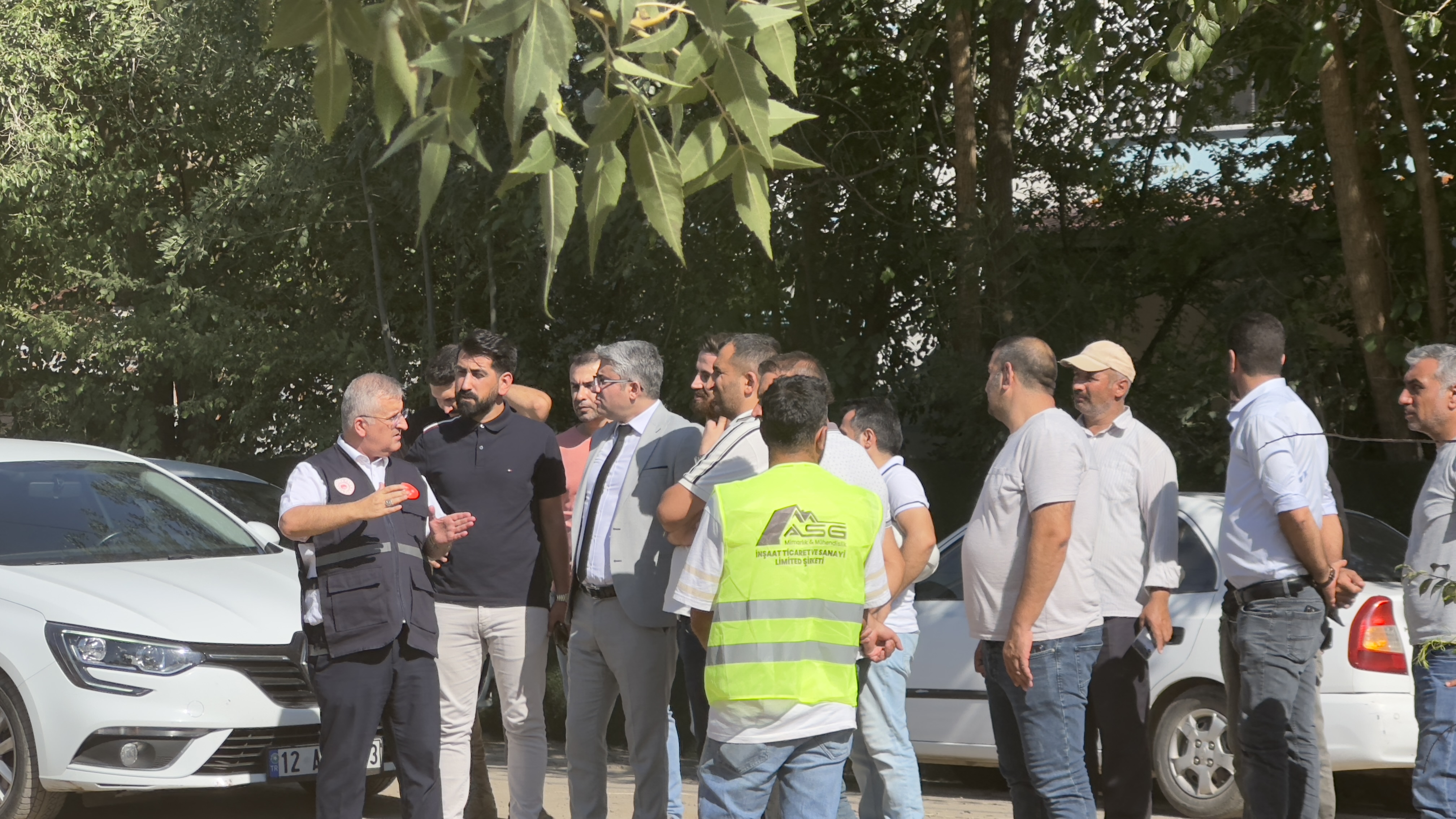 Vali Yardımcısı Malik ÇALIŞIR ve Çevre, Şehircilik ve İklim Değişikliği İl Müdürümüz İsa GÜLGÜR Merkeze bağlı Çayağzı ve Çeltiksuyu Köylerinde Yerinde Dönüşüm Projesi kapsamında inşasına başlanılan yapılar da incelemelerde bulundu.