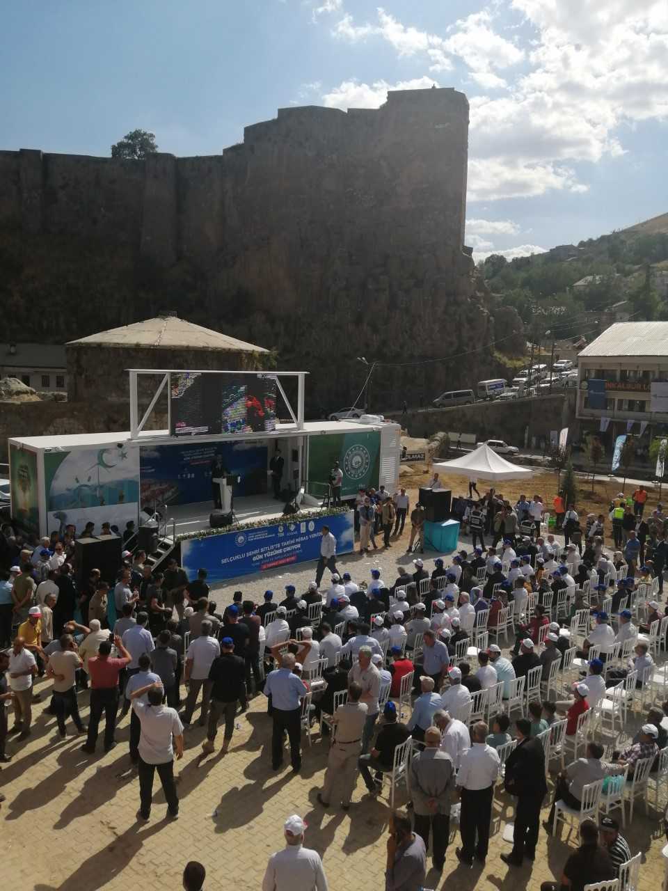 Bakanımız Sayın Murat KURUM, ilimiz milletvekillerinden Sayın Cemal TAŞAR ve Sayın Vahit KİLER ile birlikte , Bitlis Dereüstü Kentsel Dönüşüm Projesi kapsamında yapımı devam etmekte olan Bitlis Merkez Millet Bahçesine ilk fidan dikimini