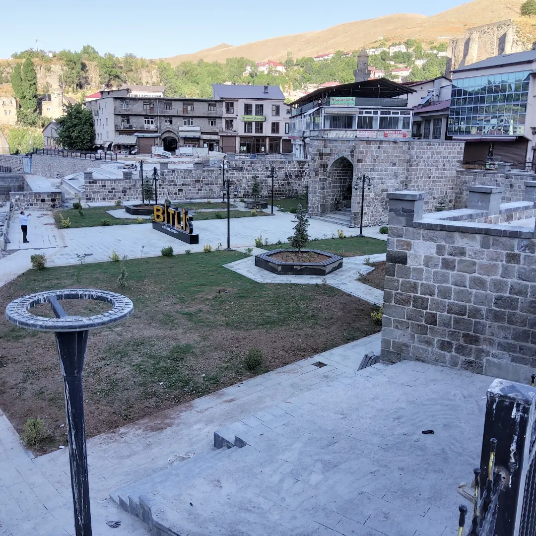 Bitlis Dereüstü Kentsel Dönüşüm Projesi kapsamında peyzaj ve çevre düzenleme işleri hızla devam ediyor