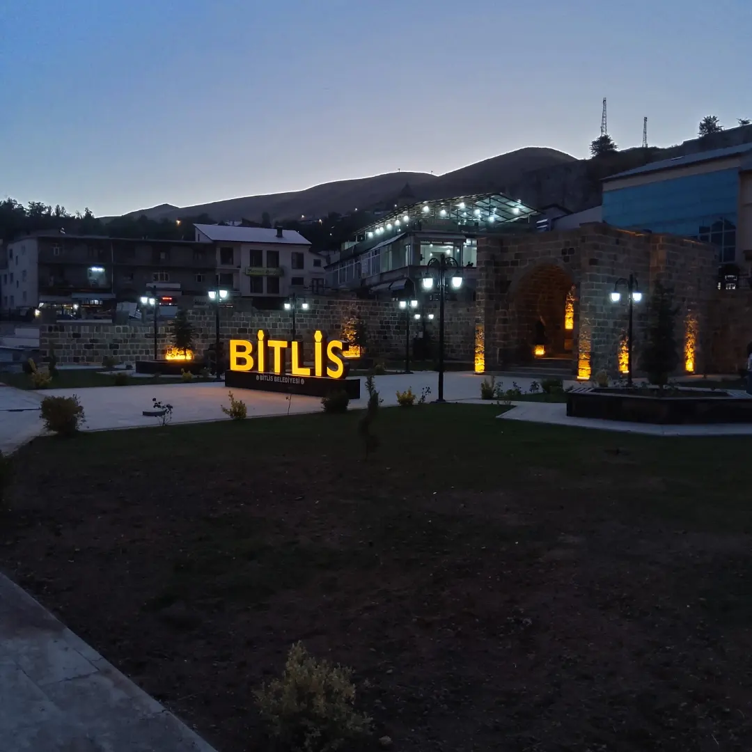 Bitlis Dereüstü Kentsel Dönüşüm Projesi kapsamında peyzaj ve çevre düzenleme işleri hızla devam ediyor