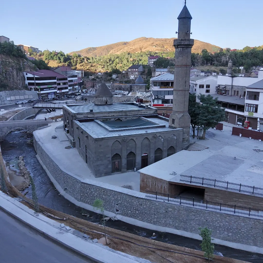 Bitlis Dereüstü Kentsel Dönüşüm Projesi kapsamında peyzaj ve çevre düzenleme işleri hızla devam ediyor