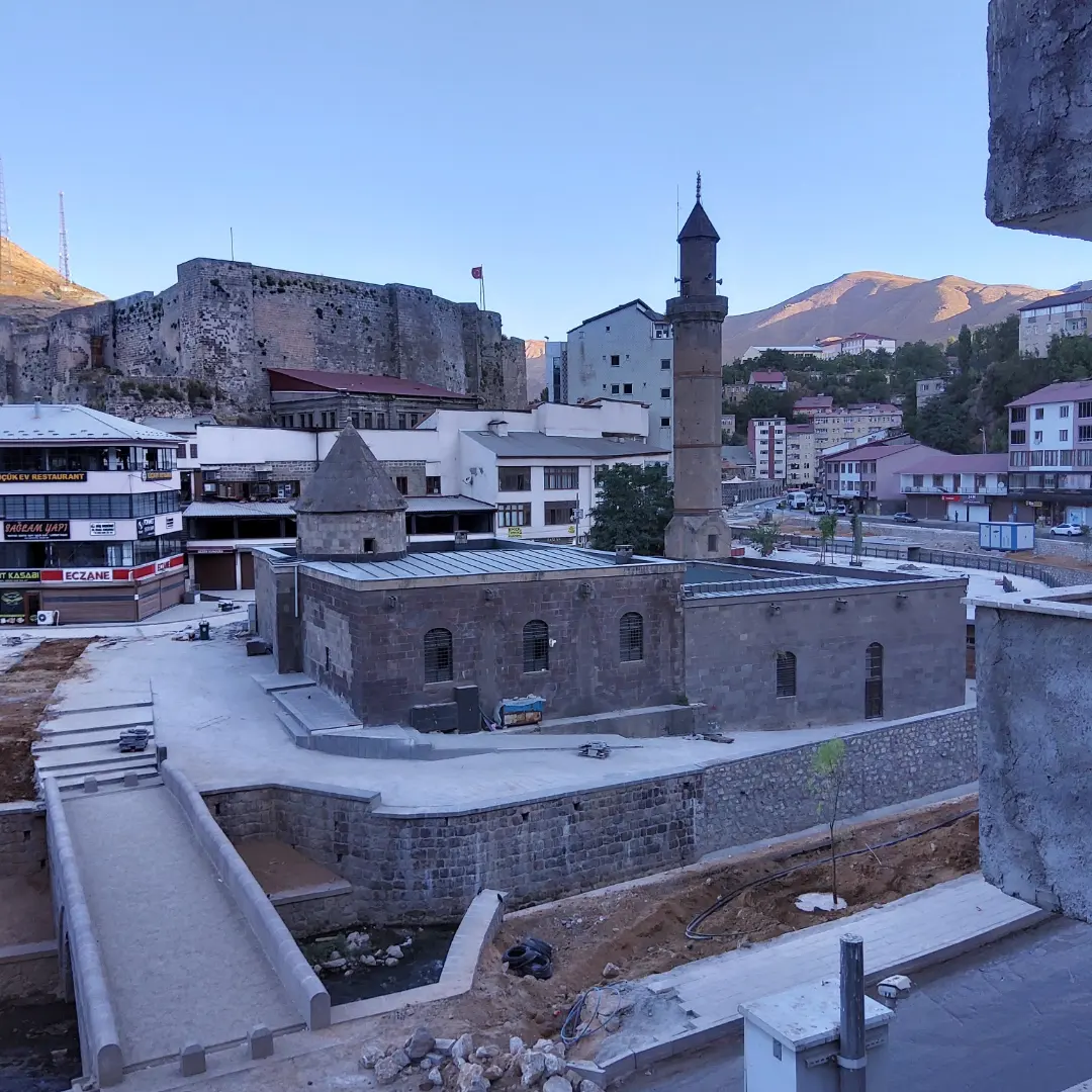 Bitlis Dereüstü Kentsel Dönüşüm Projesi kapsamında peyzaj ve çevre düzenleme işleri hızla devam ediyor