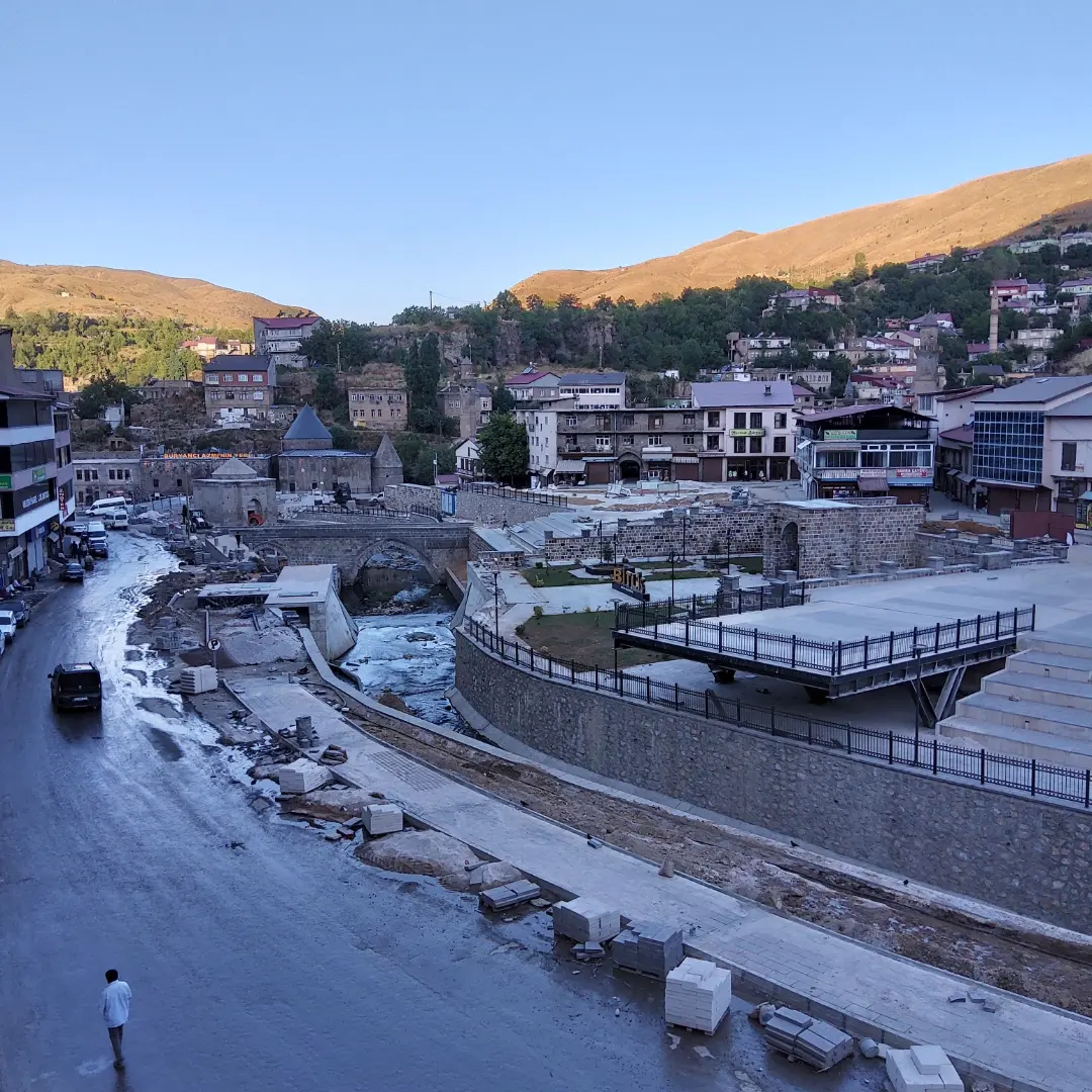 Bitlis Dereüstü Kentsel Dönüşüm Projesi kapsamında peyzaj ve çevre düzenleme işleri hızla devam ediyor