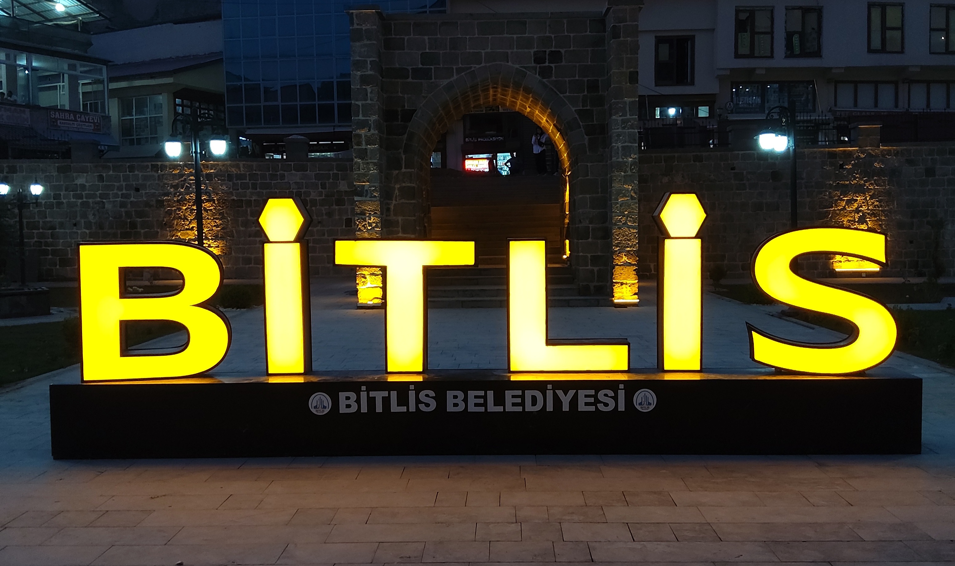 Bitlis Dereüstü Kentsel Dönüşüm Projesi kapsamında peyzaj ve çevre düzenleme işleri hızla devam ediyor