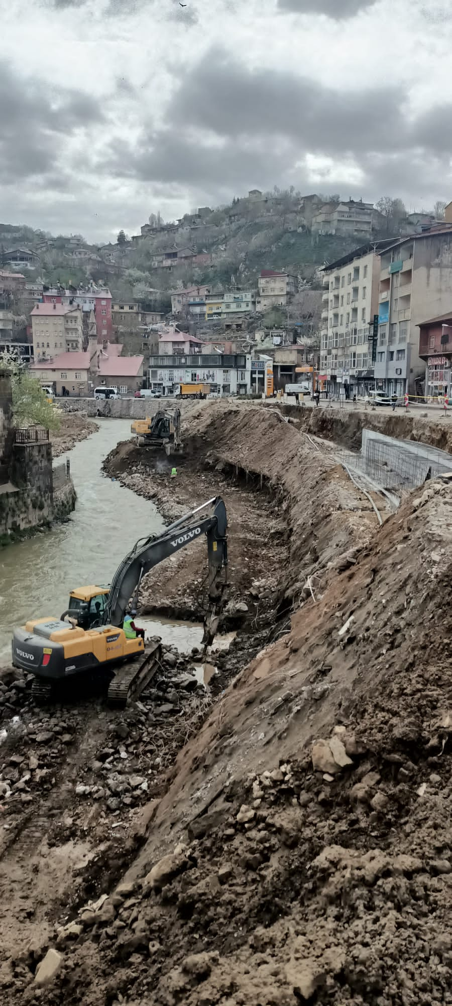 Bitlis Merkez Dereüstü Kentsel Dönüşüm Projesi Kapsamında Yapılacak Olan Millet Bahçesinin Yapımına Başlanıldı