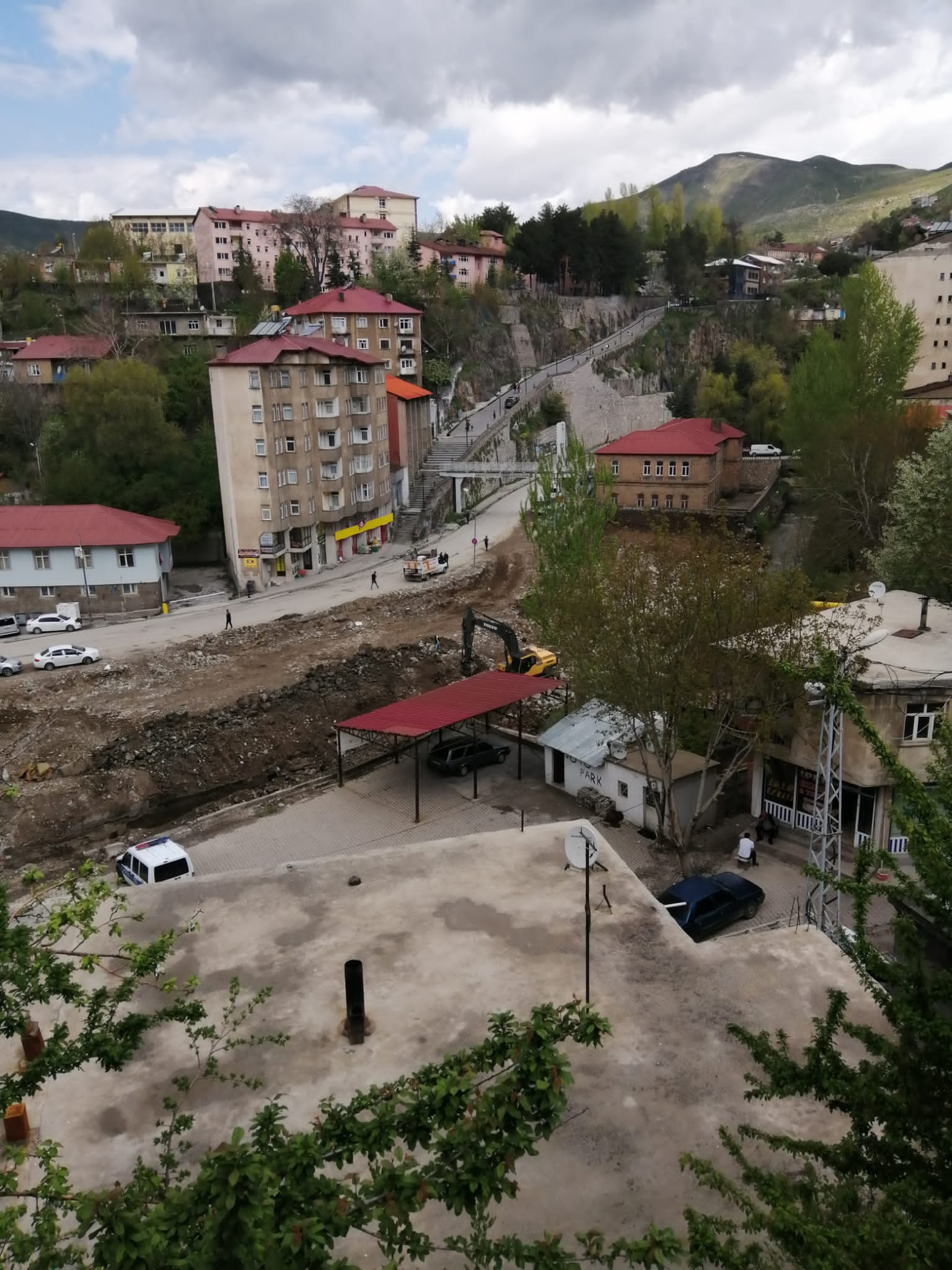 Bitlis Merkez Dereüstü Kentsel Dönüşüm Projesi Kapsamında Yapılacak Olan Millet Bahçesinin Yapımı Büyük Bir Hızla Devam Ediyor