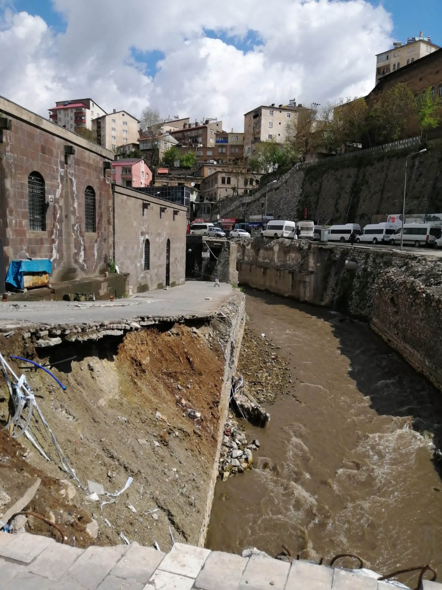 Bitlis Merkez Dereüstü Kentsel Dönüşüm Projesi Kapsamında Yapılacak Olan Millet Bahçesinin Yapımı Büyük Bir Hızla Devam Ediyor