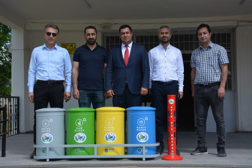 Türkiye Çevre Haftası programı kapsamında İlimizde Bitlis İl Milli Eğitim Müdürlüğü işbirliğiyle okullarımızda düzenlenen en temiz/çevreci okul yarışmasında “Temel Seviye Sıfır Atık Belgesi” bulunan okullara hediye takdimi.