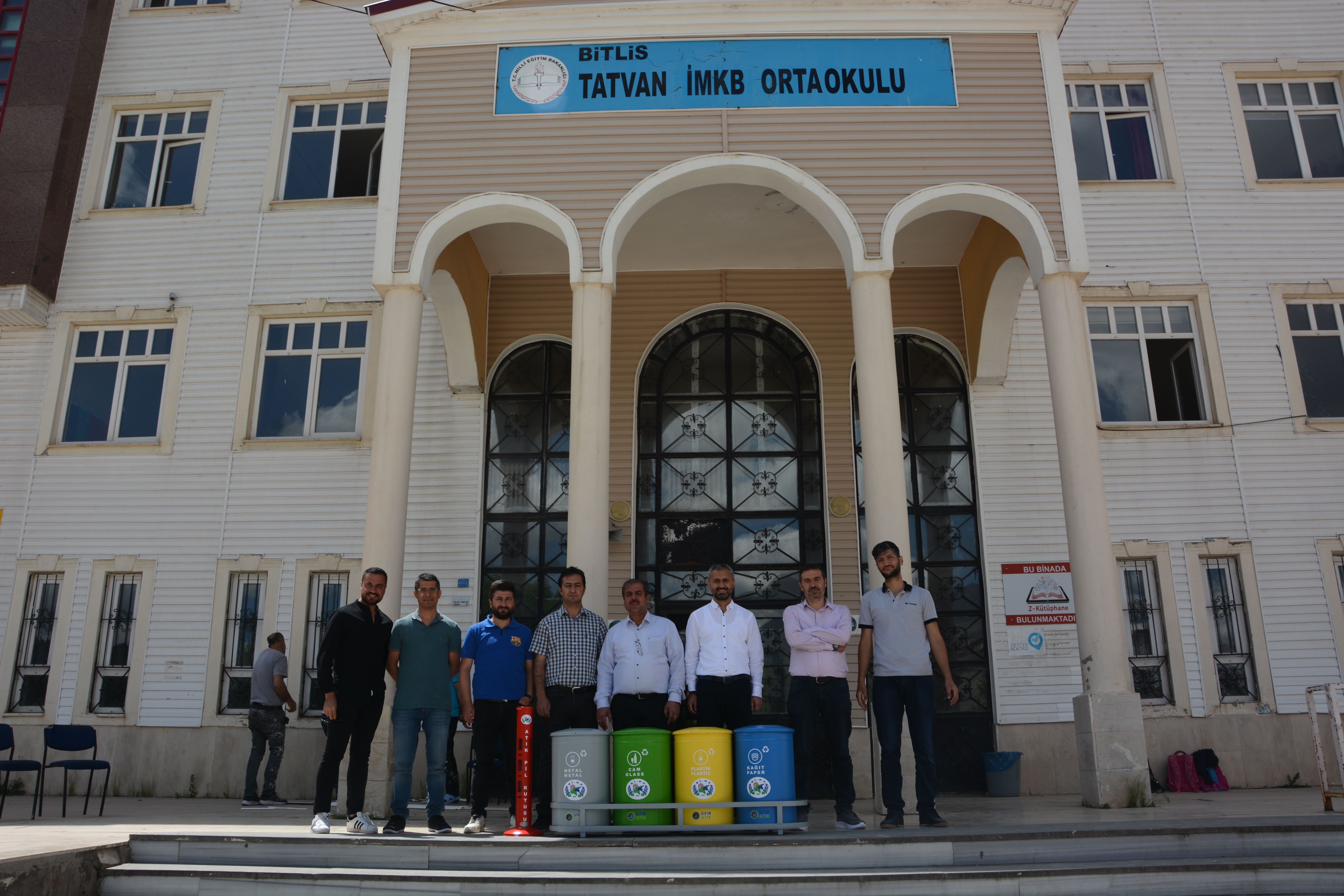 Çevre bilinci çalışmalarında dereceye giren okullara hediye takdimi