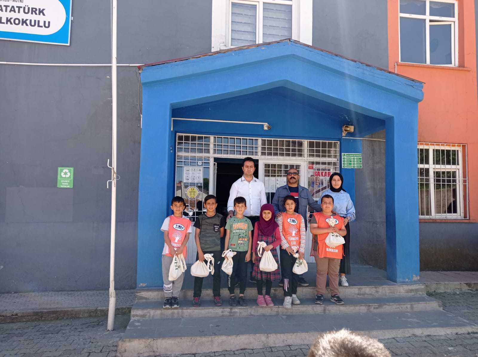 Mutki Atatürk İlkokulu tarafından düzenlenen Çevre Yürüyüşü etkinliğine Müdürlüğümüzce katılım sağlanmış ve çocuklara hediyeler takdim edilmiştir.