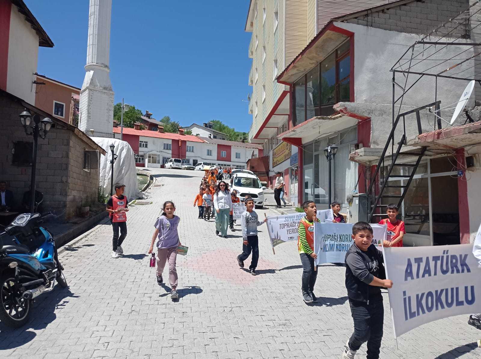 Mutki Atatürk İlkokulu tarafından düzenlenen Çevre Yürüyüşü etkinliğine Müdürlüğümüzce katılım sağlanmış ve çocuklara hediyeler takdim edilmiştir.