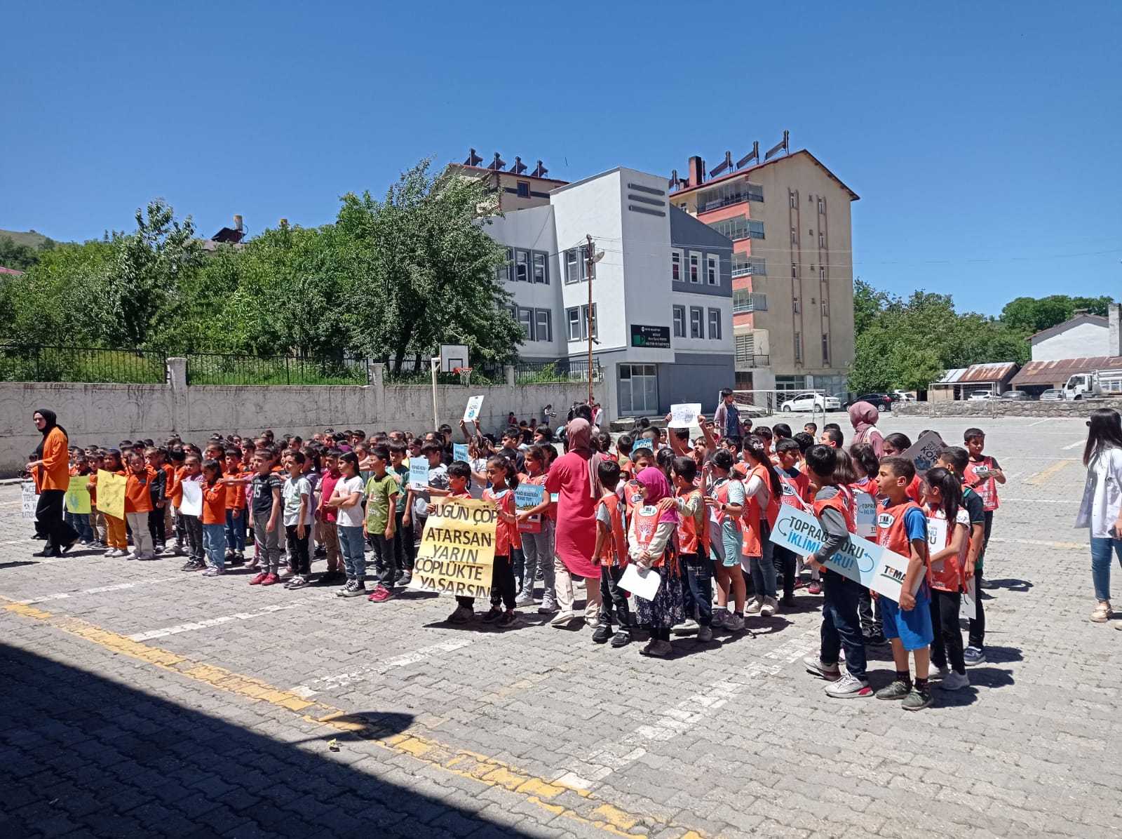 Mutki Atatürk İlkokulu tarafından düzenlenen Çevre Yürüyüşü etkinliğine Müdürlüğümüzce katılım sağlanmış ve çocuklara hediyeler takdim edilmiştir.