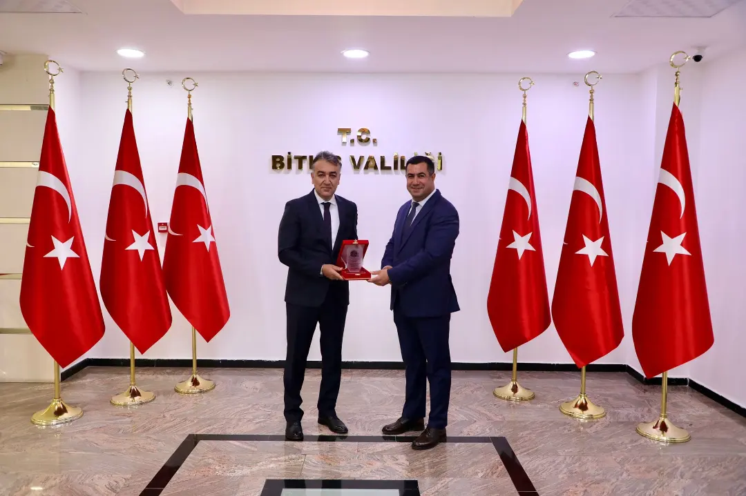 Sayın Valimiz Oktay ÇAĞATAY'I makamında ziyaret ederek çiçek ve plaket takdiminde bulunduk. Çevre Haftası kapsamında yapılacak etkinlikler ile ilgili Sayın Valimizi bilgilendirdik.