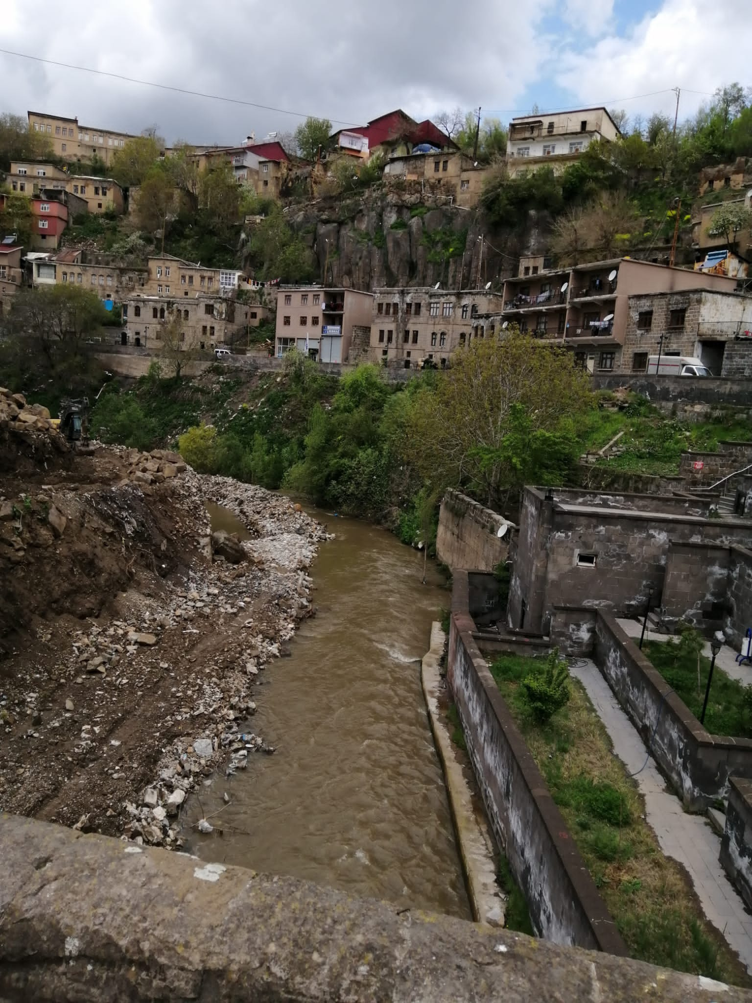 Bitlis Merkez Dereüstü Kentsel Dönüşüm Projesi Kapsamında Yapılacak Olan Millet Bahçesinin Yapımı Büyük Bir Hızla Devam Ediyor