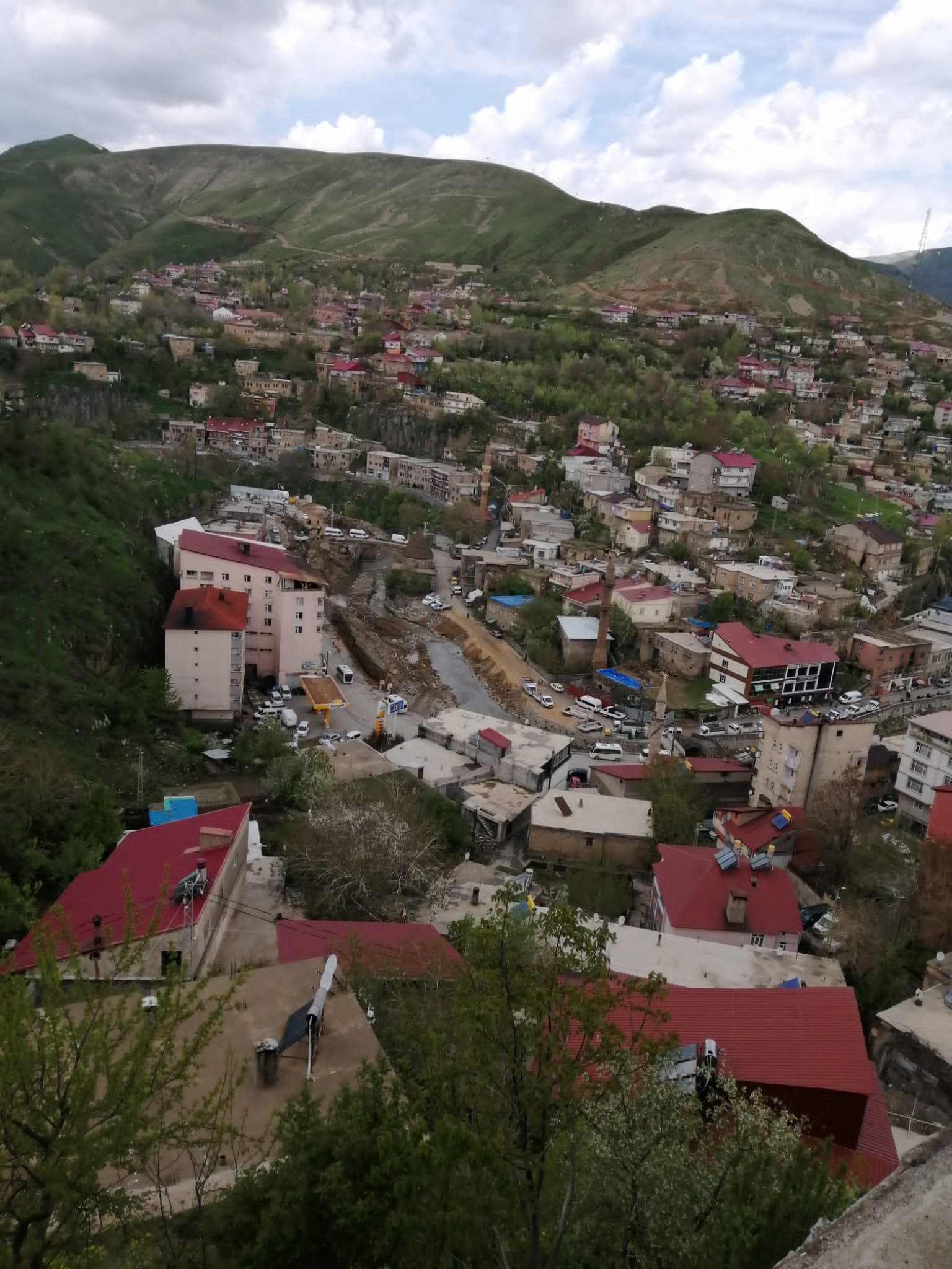 Bitlis Merkez Dereüstü Kentsel Dönüşüm Projesi Kapsamında Yapılacak Olan Millet Bahçesinin Yapımı Büyük Bir Hızla Devam Ediyor