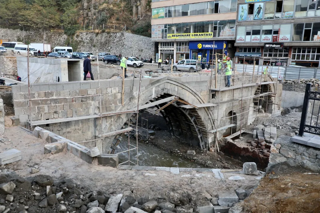 Bitlis Valimiz Sayın Oktay ÇAĞATAY'a, İl Müdürümüz Sayın Doğan YORULMAZ  Dereüstü Kentsel Dönüşüm Projesi Çalışmalarının İlerleyişi Hakkında Bilgi Verdi