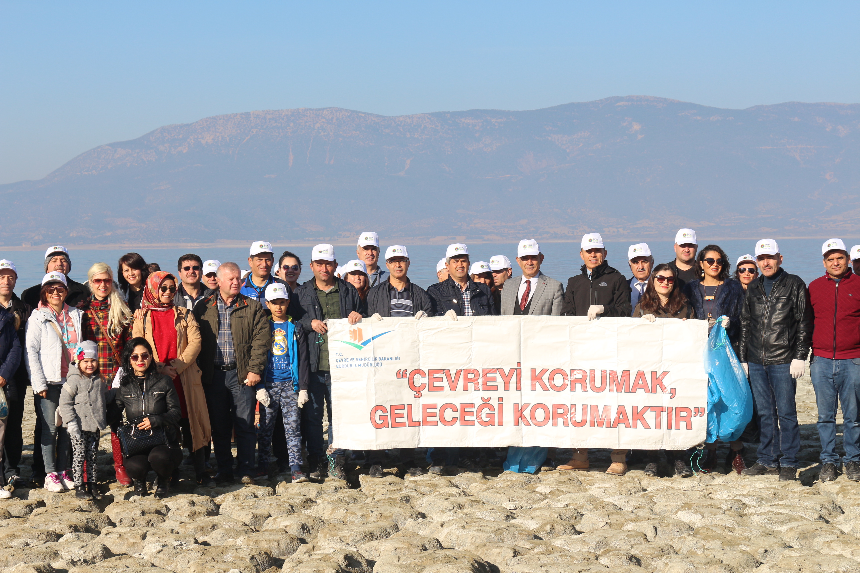 İl Müdürlüğümüz koordinasyonuyla çevre duyarlılığını arttırmak amacıyla Burdur Gölü kenarında Burdur Mesleki,Teknik Anadolu Lisesi öğretmeleri ile İl Müdürlüğümüz personeli ile çöp toplama etkinliği yaptılar