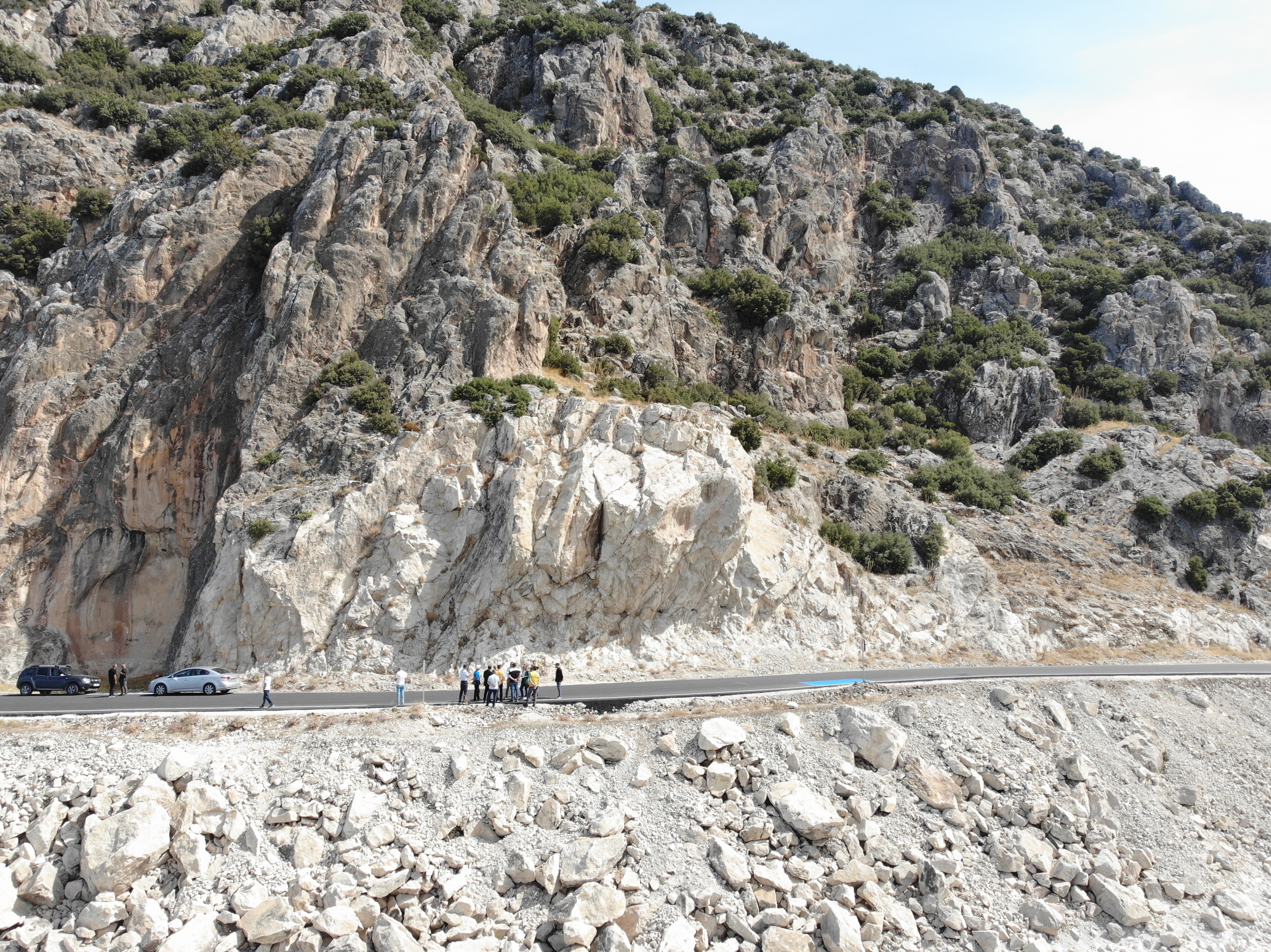 Burdur İli Yeşilova İlçesi Doğanbaba Köyü ve Kayadibi Mahallesi arasında bulunan yolda kaya düşmesi ve alınacak tedbirlerin belirlenmesi için oluşturulan komisyon tarafından inceleme yapılmıştır.