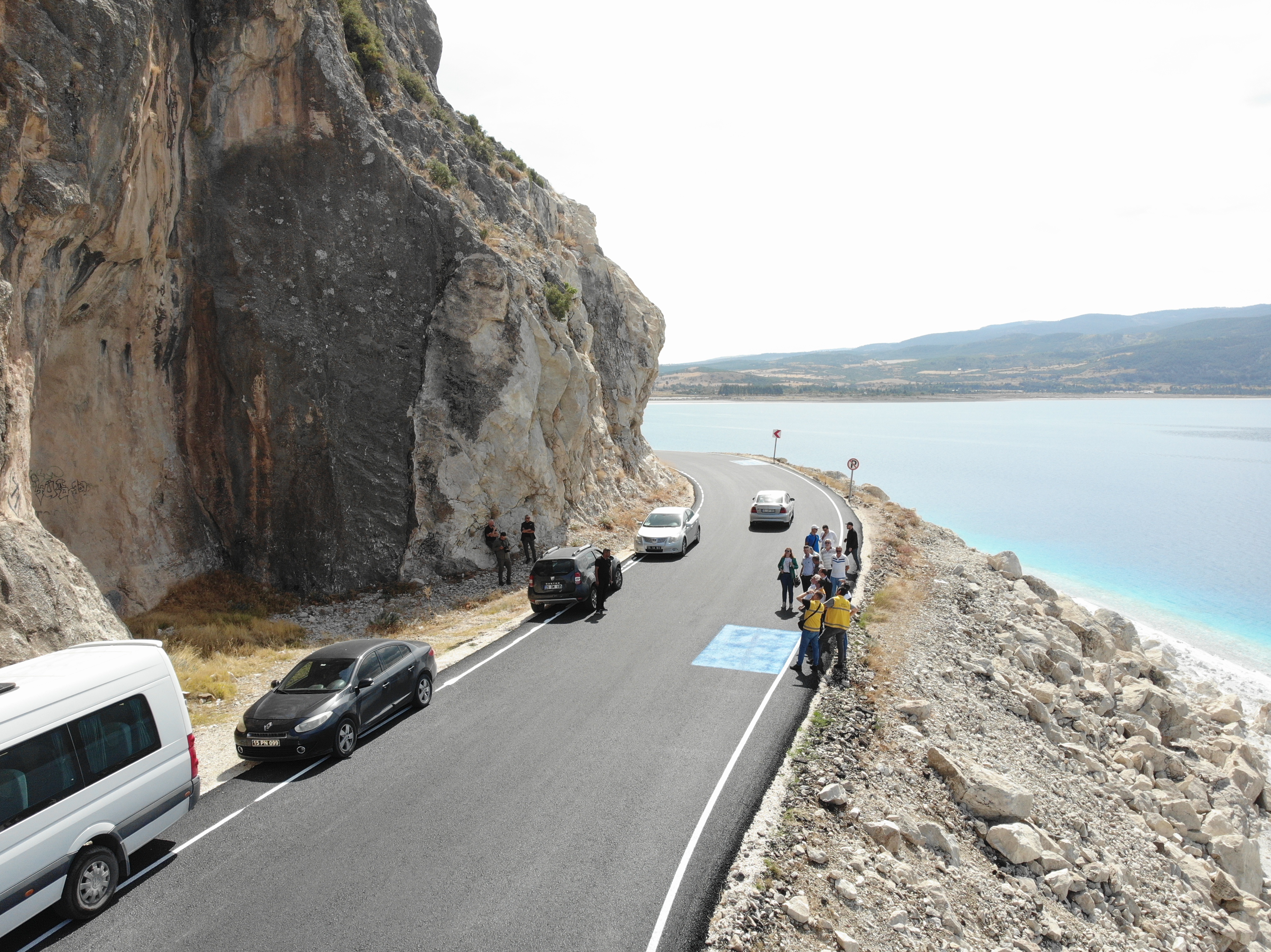 Burdur İli Yeşilova İlçesi Doğanbaba Köyü ve Kayadibi Mahallesi arasında bulunan yolda kaya düşmesi ve alınacak tedbirlerin belirlenmesi için oluşturulan komisyon tarafından inceleme yapılmıştır.