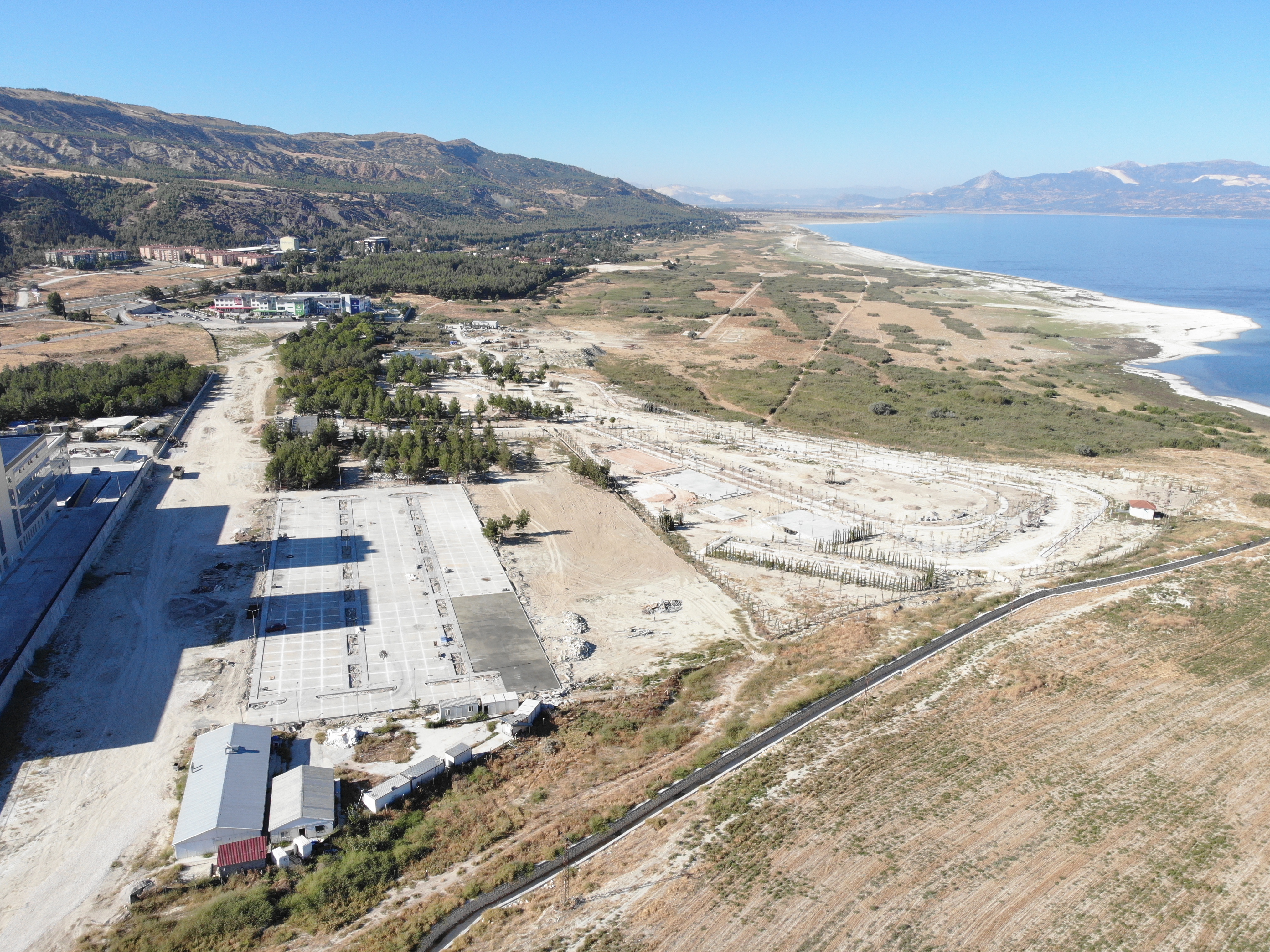 Burdurun vizyon projelerinden biri olan Burdur Millet Bahçesi çalışmaları kapsamında İl Müdürümüz Ali ZEREN ve İl Müdür Yardımcımız Osman Murat YILDIZ çalışma alanını ziyaret etmiştir.