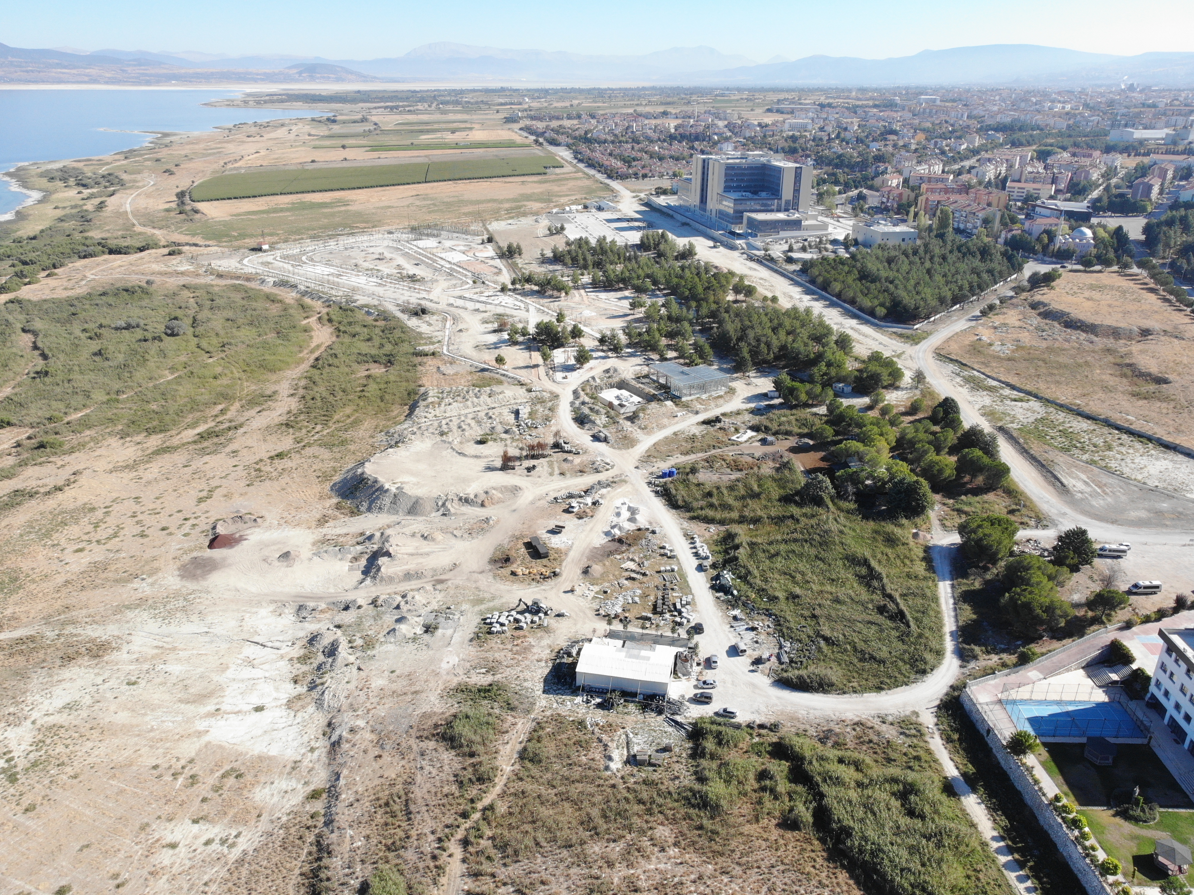 Burdurun vizyon projelerinden biri olan Burdur Millet Bahçesi çalışmaları kapsamında İl Müdürümüz Ali ZEREN ve İl Müdür Yardımcımız Osman Murat YILDIZ çalışma alanını ziyaret etmiştir.