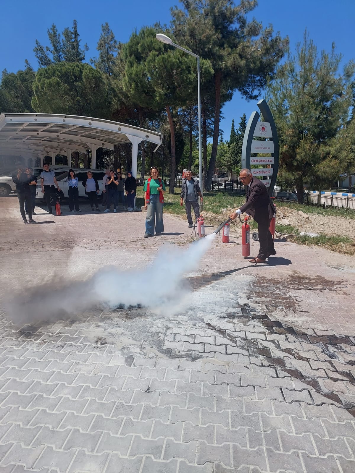 İl Müdürlüğümüzde personelimiz ile yangın söndürme ve kurtarma tatbikatı yapılmıştır.