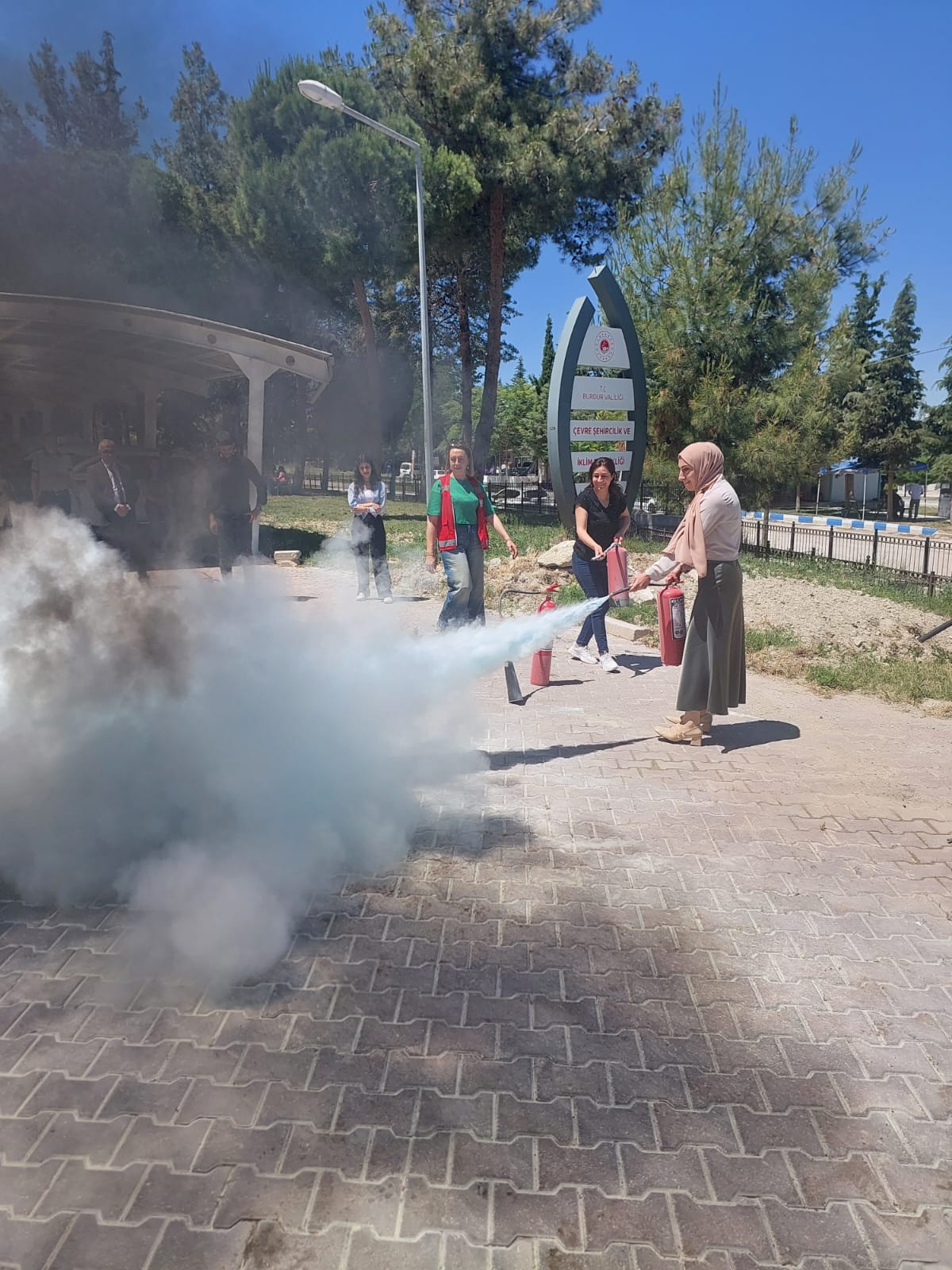 İl Müdürlüğümüzde personelimiz ile yangın söndürme ve kurtarma tatbikatı yapılmıştır.