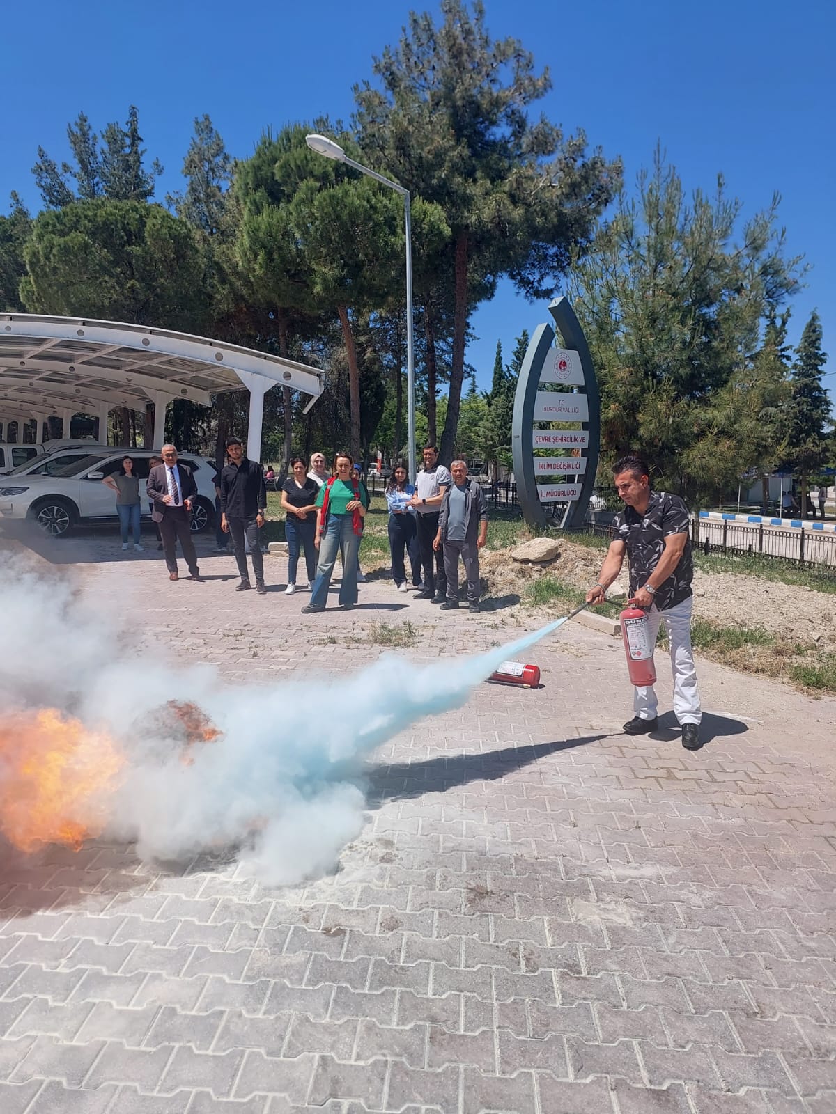 İl Müdürlüğümüzde personelimiz ile yangın söndürme ve kurtarma tatbikatı yapılmıştır.