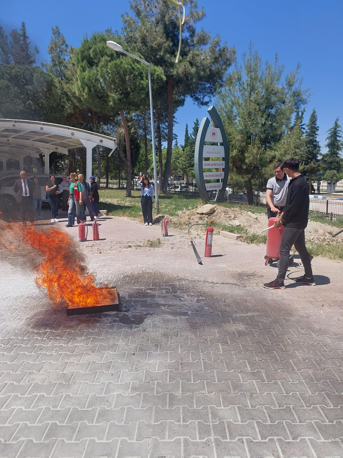 İl Müdürlüğümüzde personelimiz ile yangın söndürme ve kurtarma tatbikatı yapılmıştır.