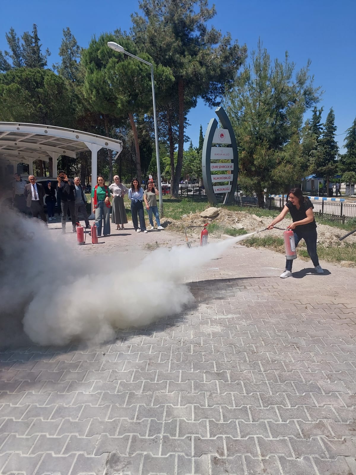 İl Müdürlüğümüzde personelimiz ile yangın söndürme ve kurtarma tatbikatı yapılmıştır.